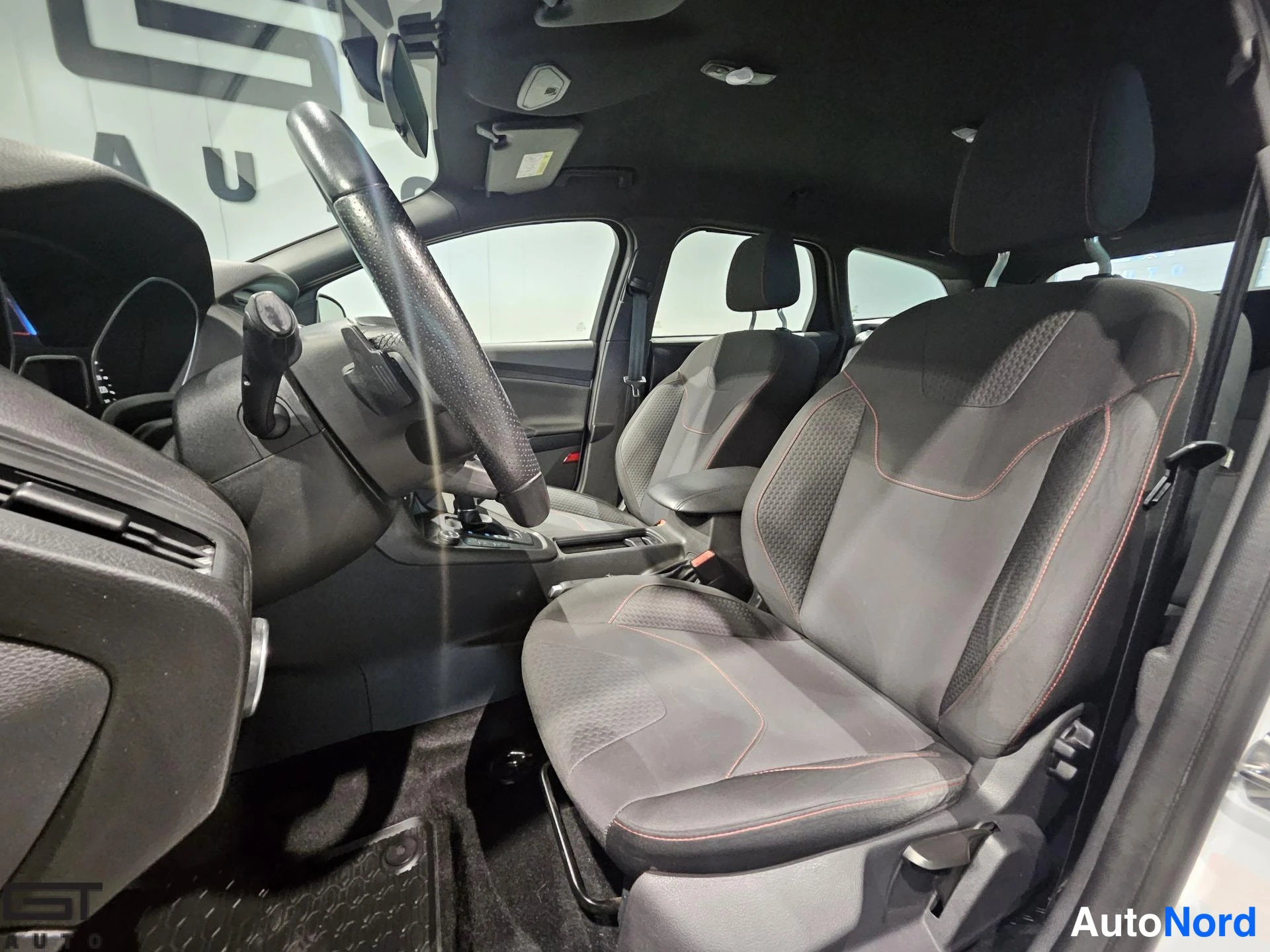 Valkoinen Ford Focus 2017, etuistuimet, kuva 12
