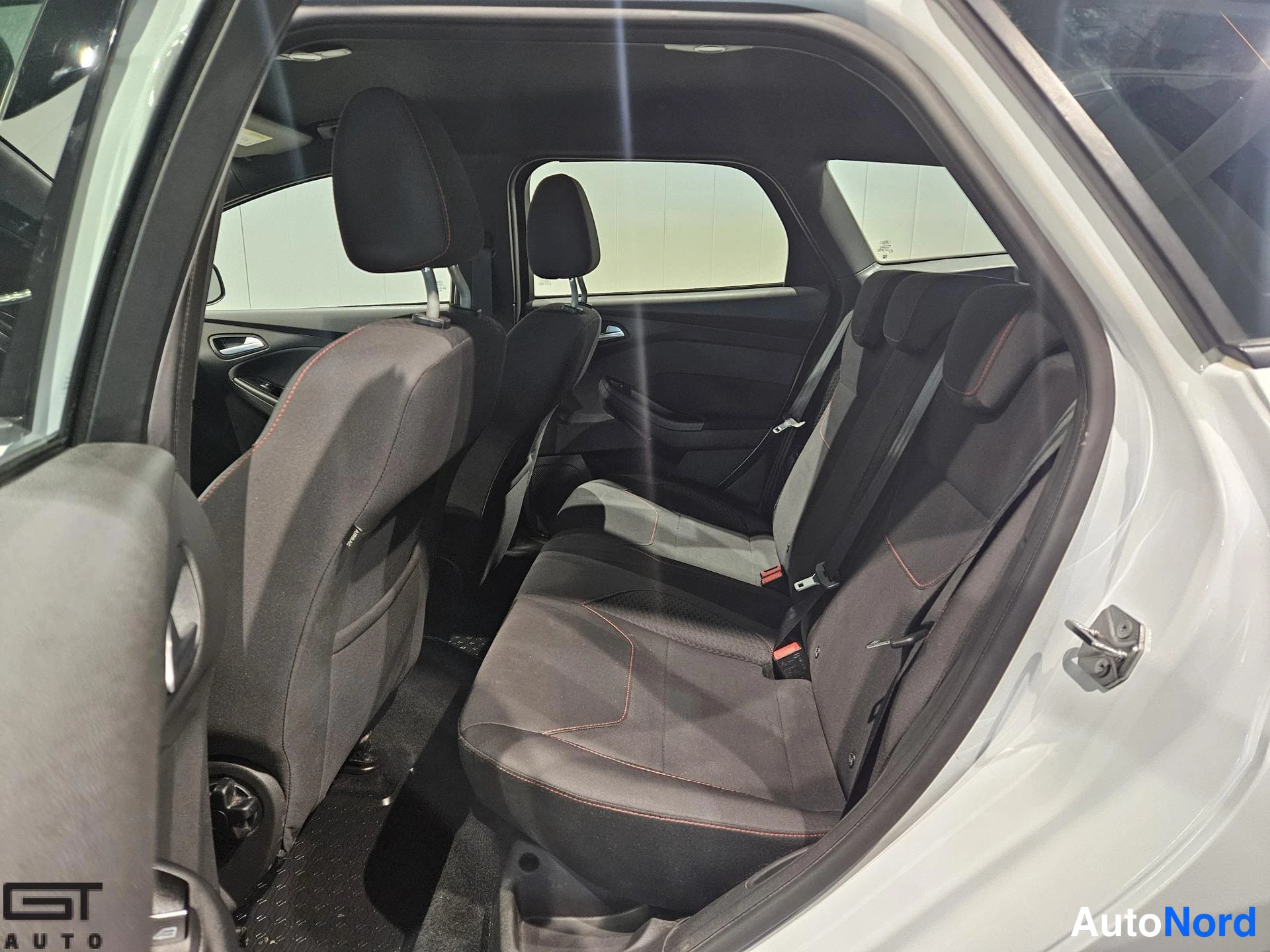 Valkoinen Ford Focus 2017, takaistuimet, kuva 16