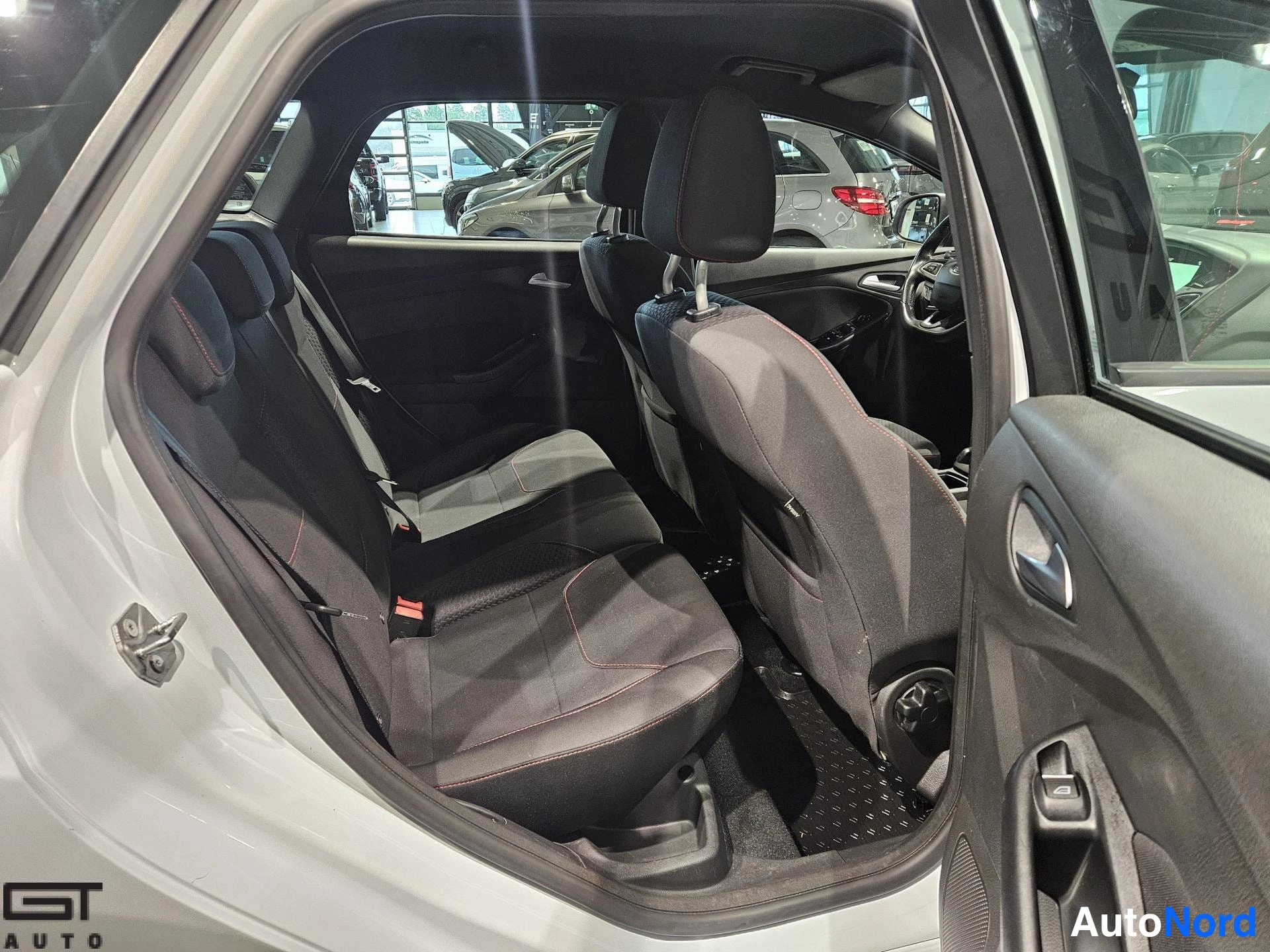 Valkoinen Ford Focus 2017, takaistuimet, kuva 17
