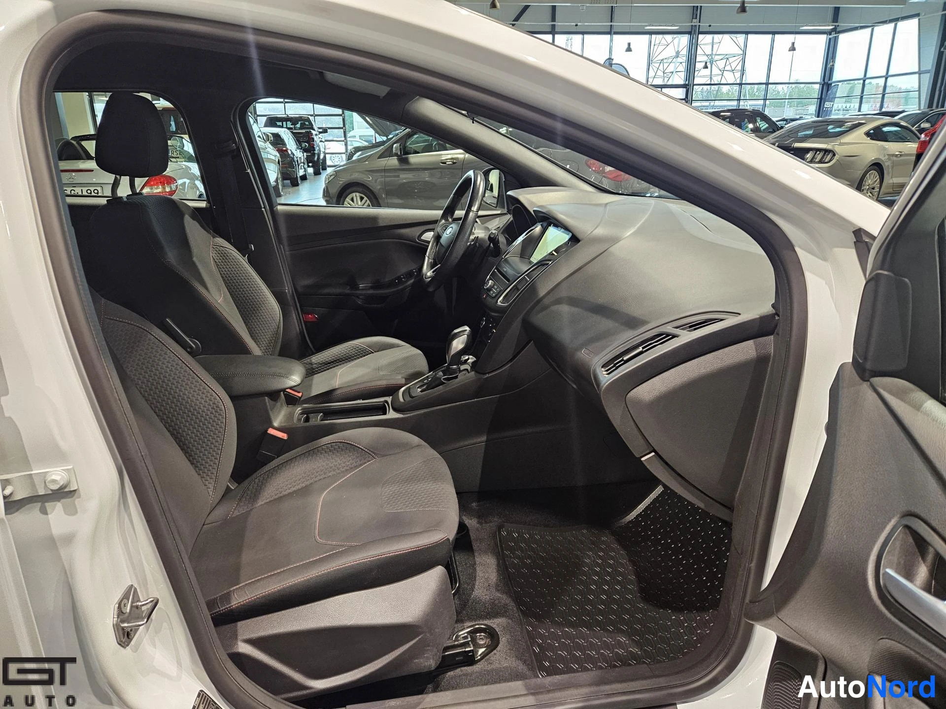 Valkoinen Ford Focus 2017, etuistuimet, kuva 13