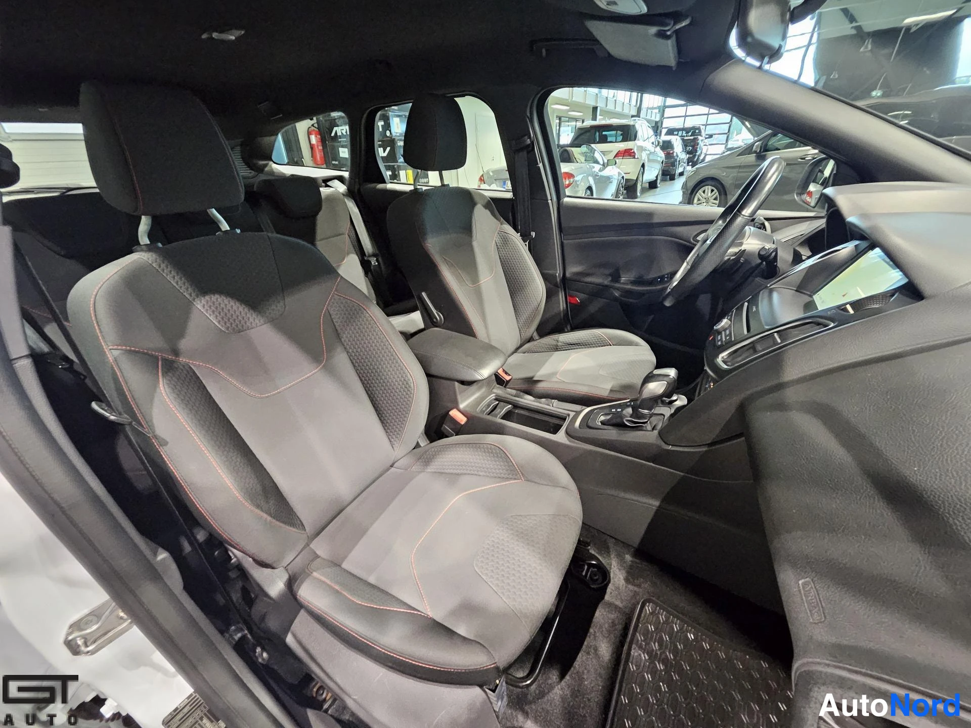 Valkoinen Ford Focus 2017, etuistuimet, kuva 14