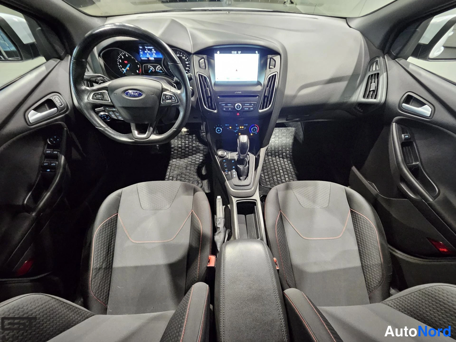 Valkoinen Ford Focus 2017, ohjaamo, kuva 7