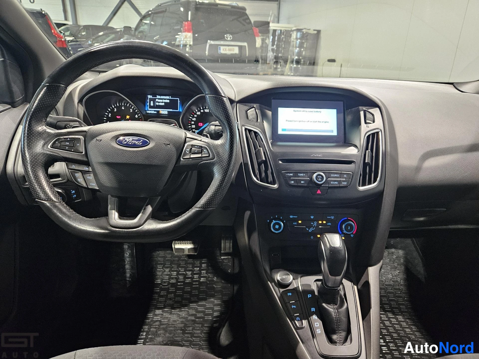 Valkoinen Ford Focus 2017, ohjaamo, kuva 11