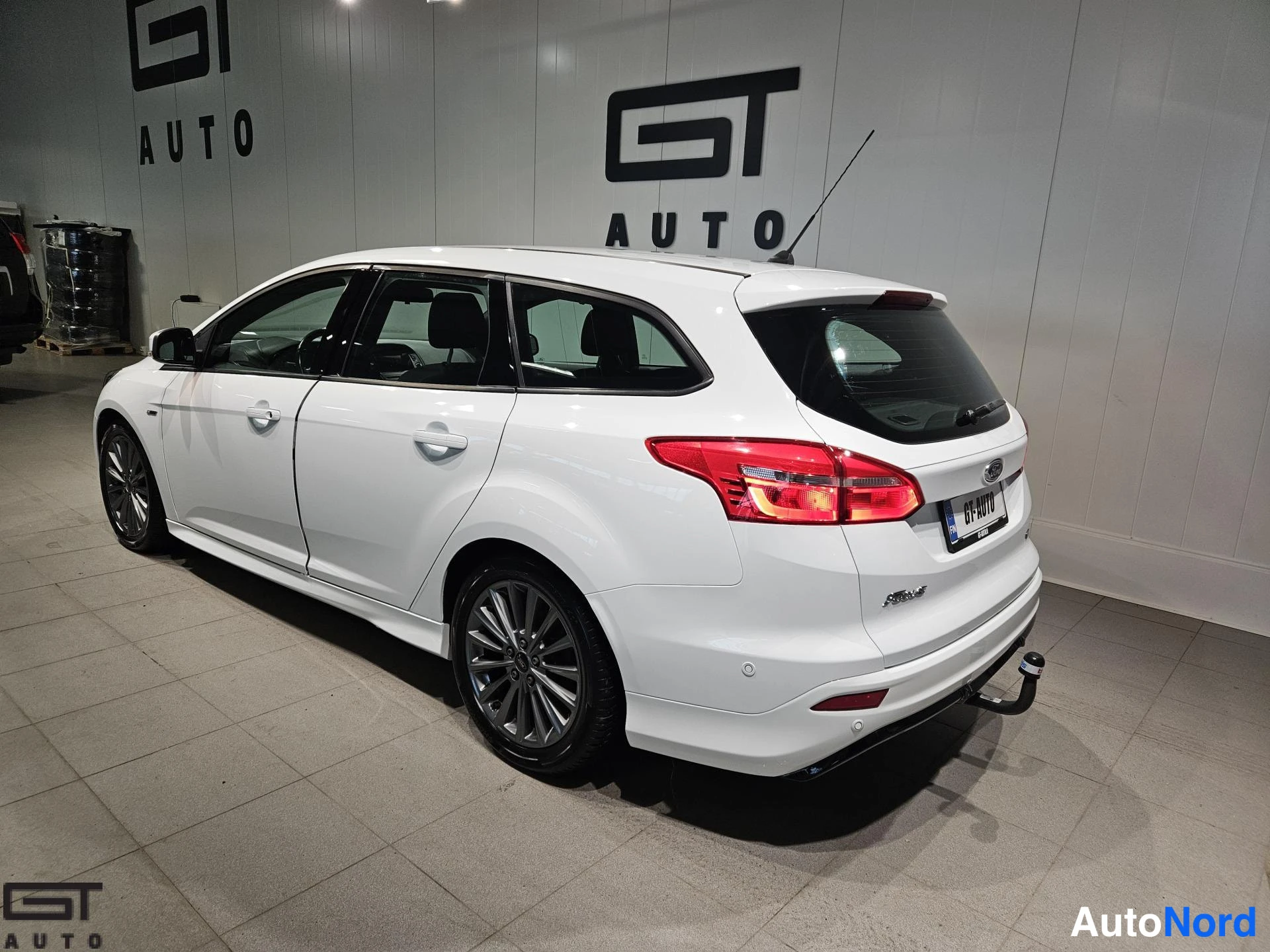 Valkoinen Ford Focus 2017, takaviisto, kuva 5