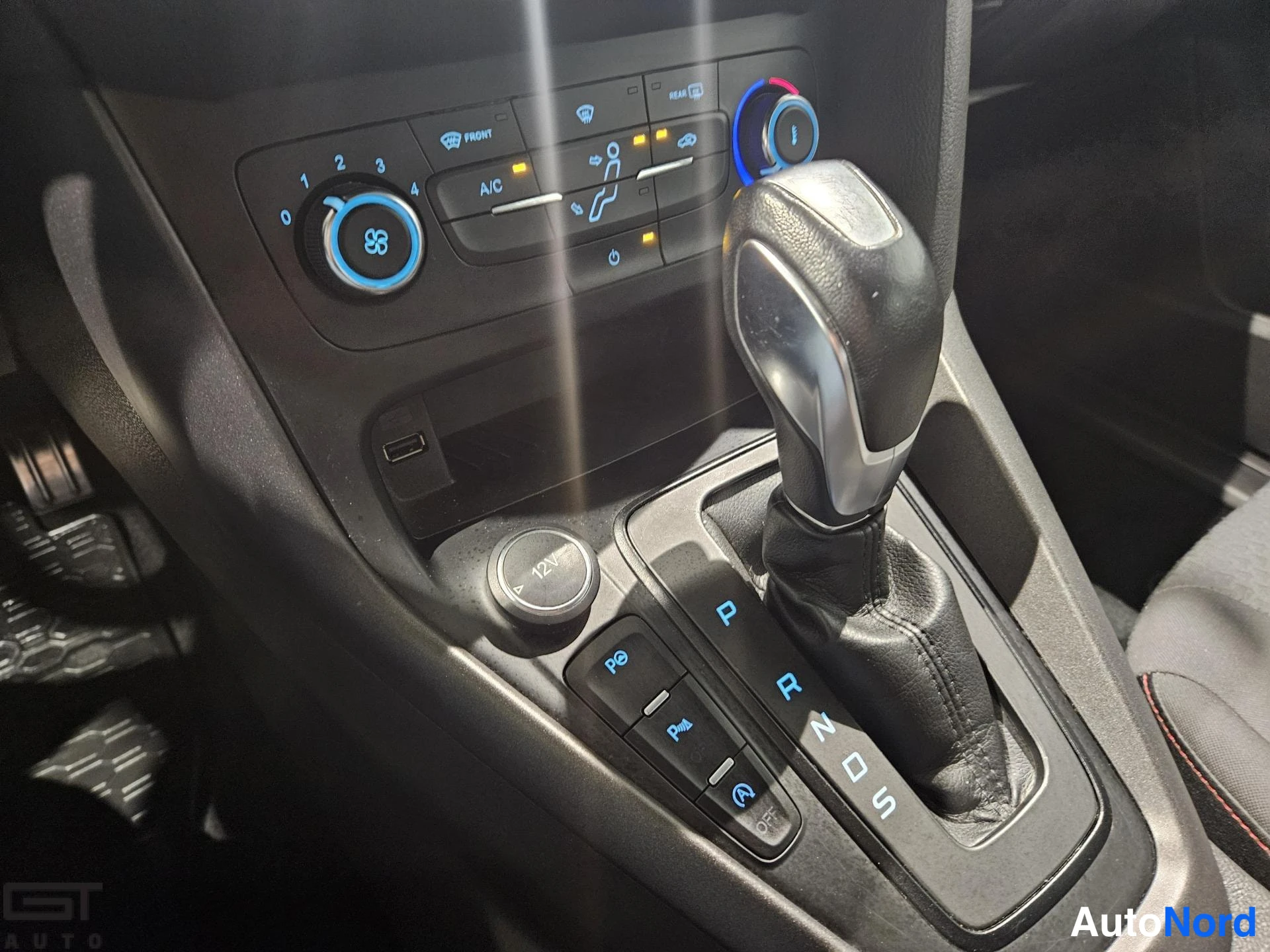 Valkoinen Ford Focus 2017, yksityiskohta, kuva 24
