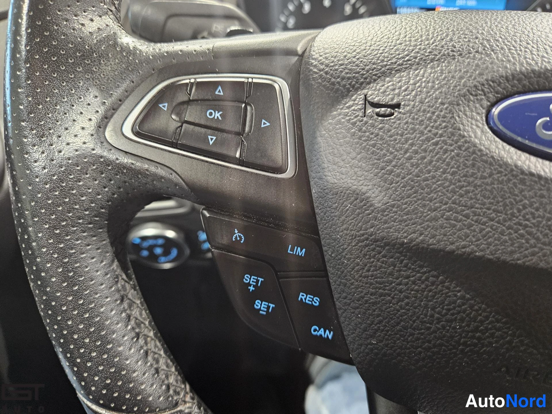 Valkoinen Ford Focus 2017, yksityiskohta, kuva 23