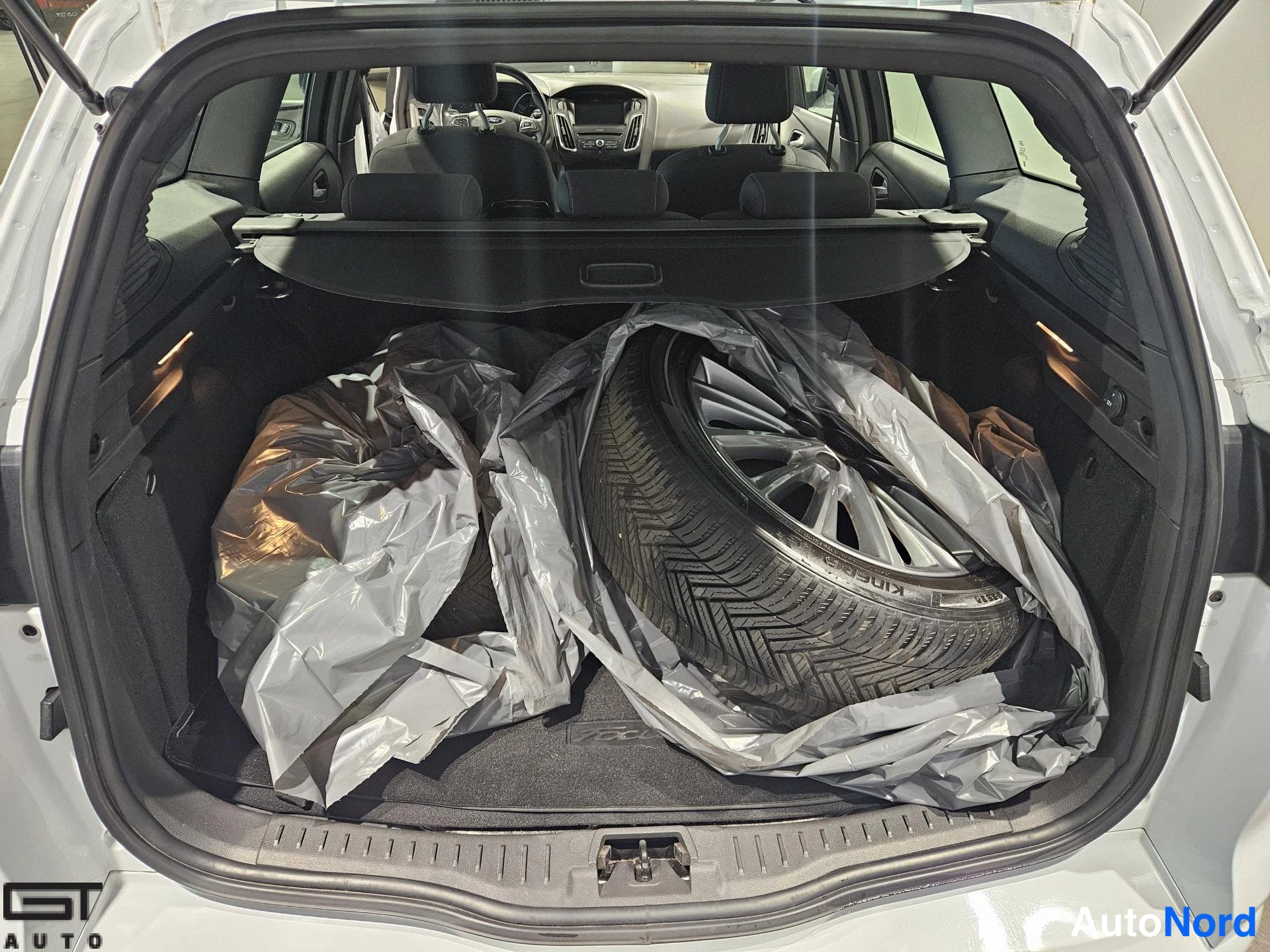 Valkoinen Ford Focus 2017, tavaratila, kuva 18