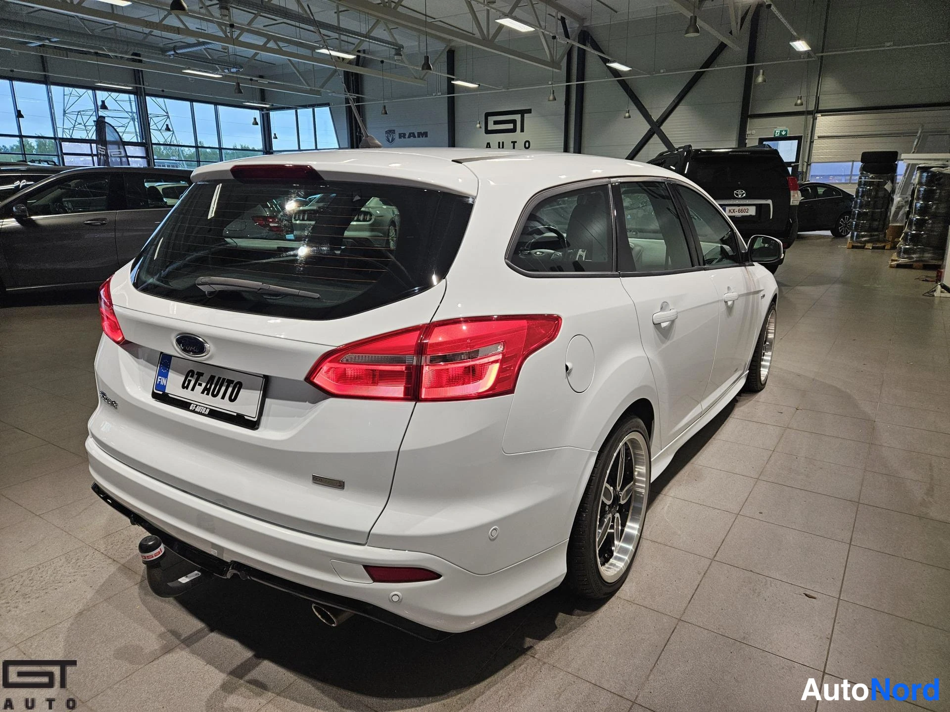 Valkoinen Ford Focus 2017, takaviisto, kuva 6