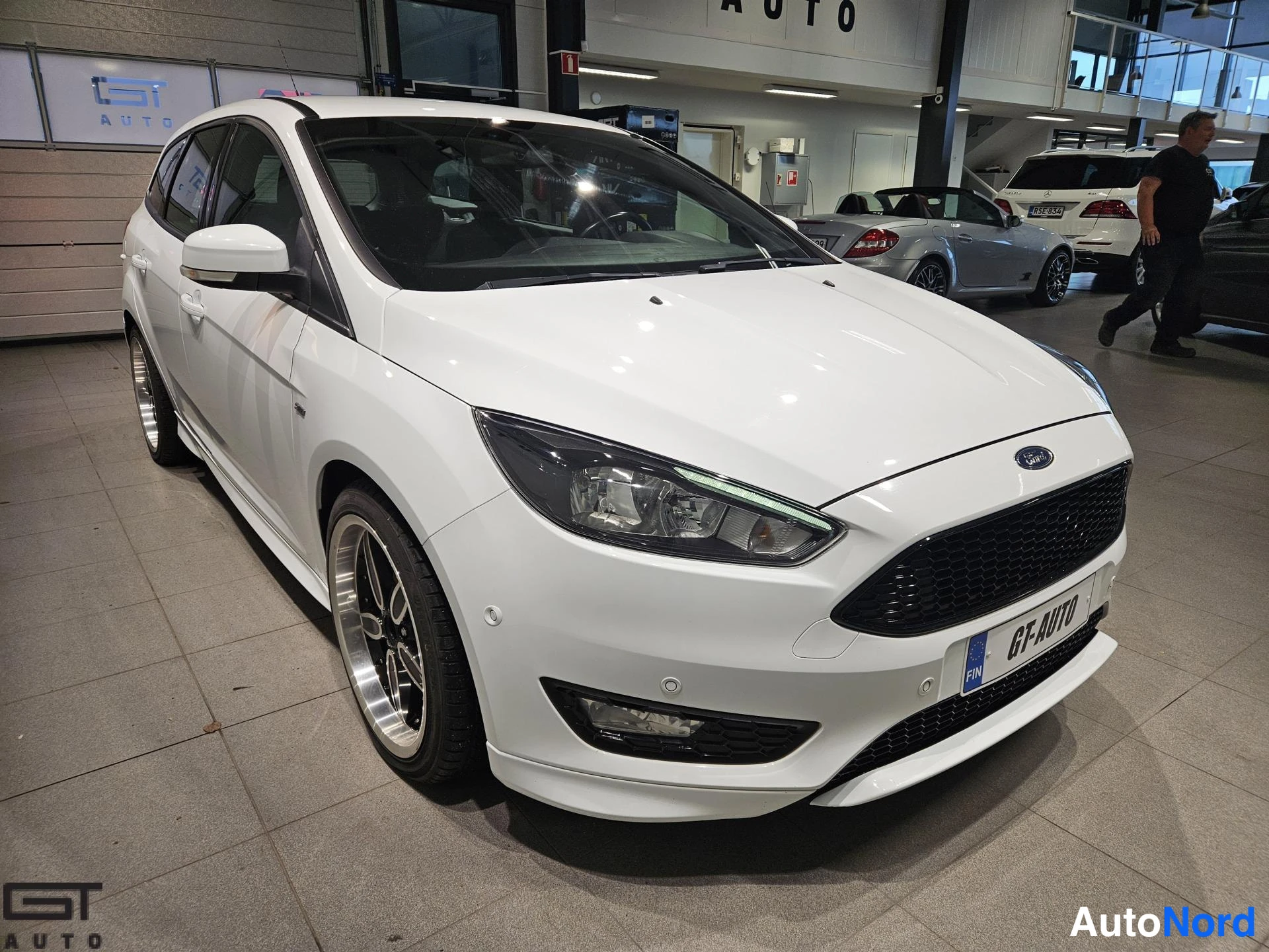 Valkoinen Ford Focus 2017, etuviisto, keula oikealle, kuva 2