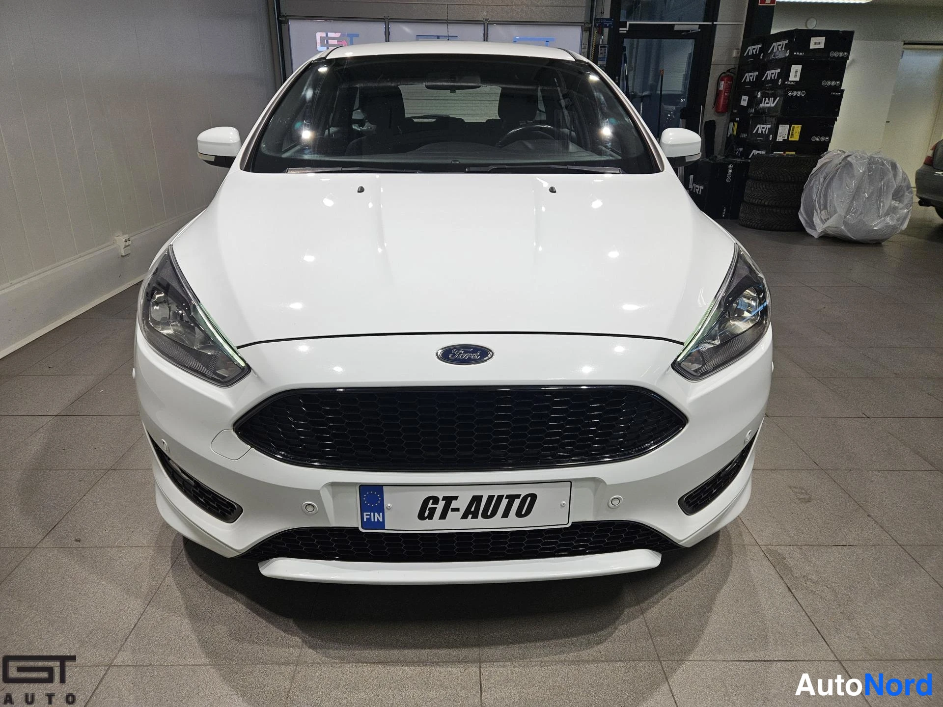 Valkoinen Ford Focus 2017, edestä, kuva 3