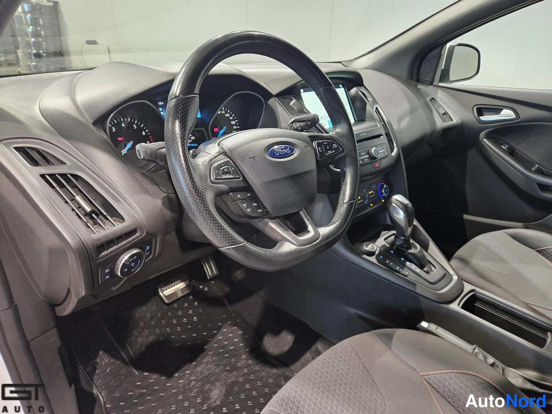 Valkoinen Ford Focus 2017, ohjaamo, kuva 8