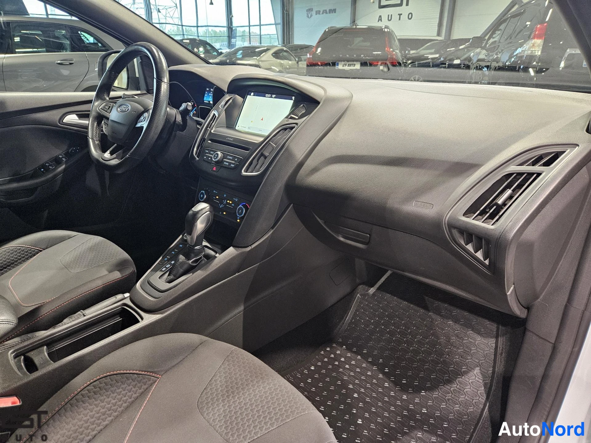 Valkoinen Ford Focus 2017, ohjaamo, kuva 9
