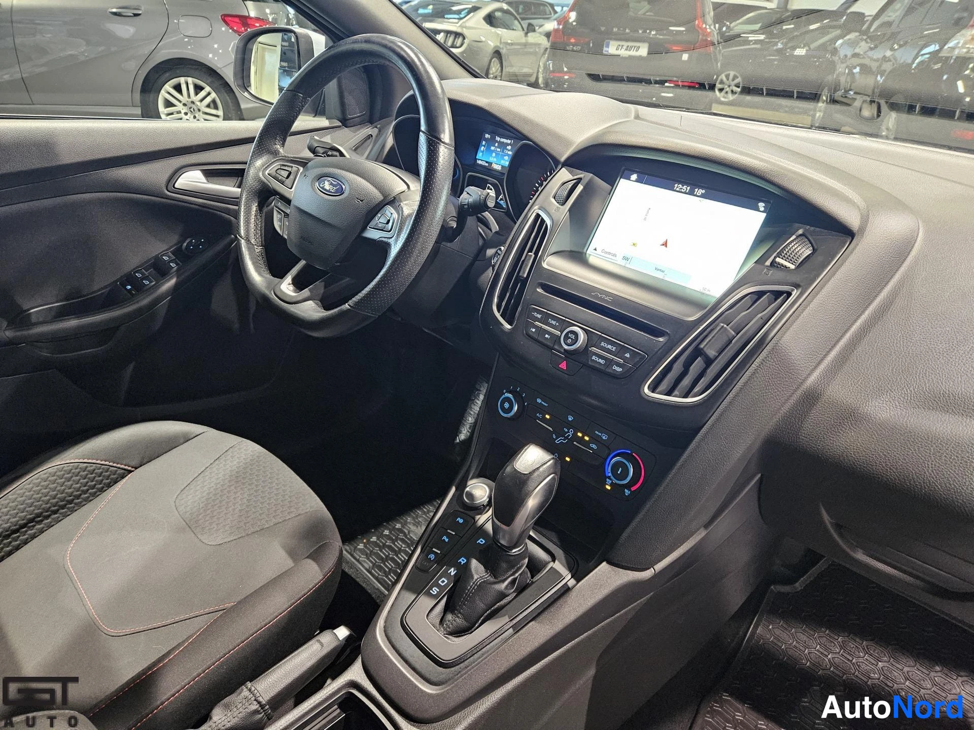 Valkoinen Ford Focus 2017, ohjaamo, kuva 10