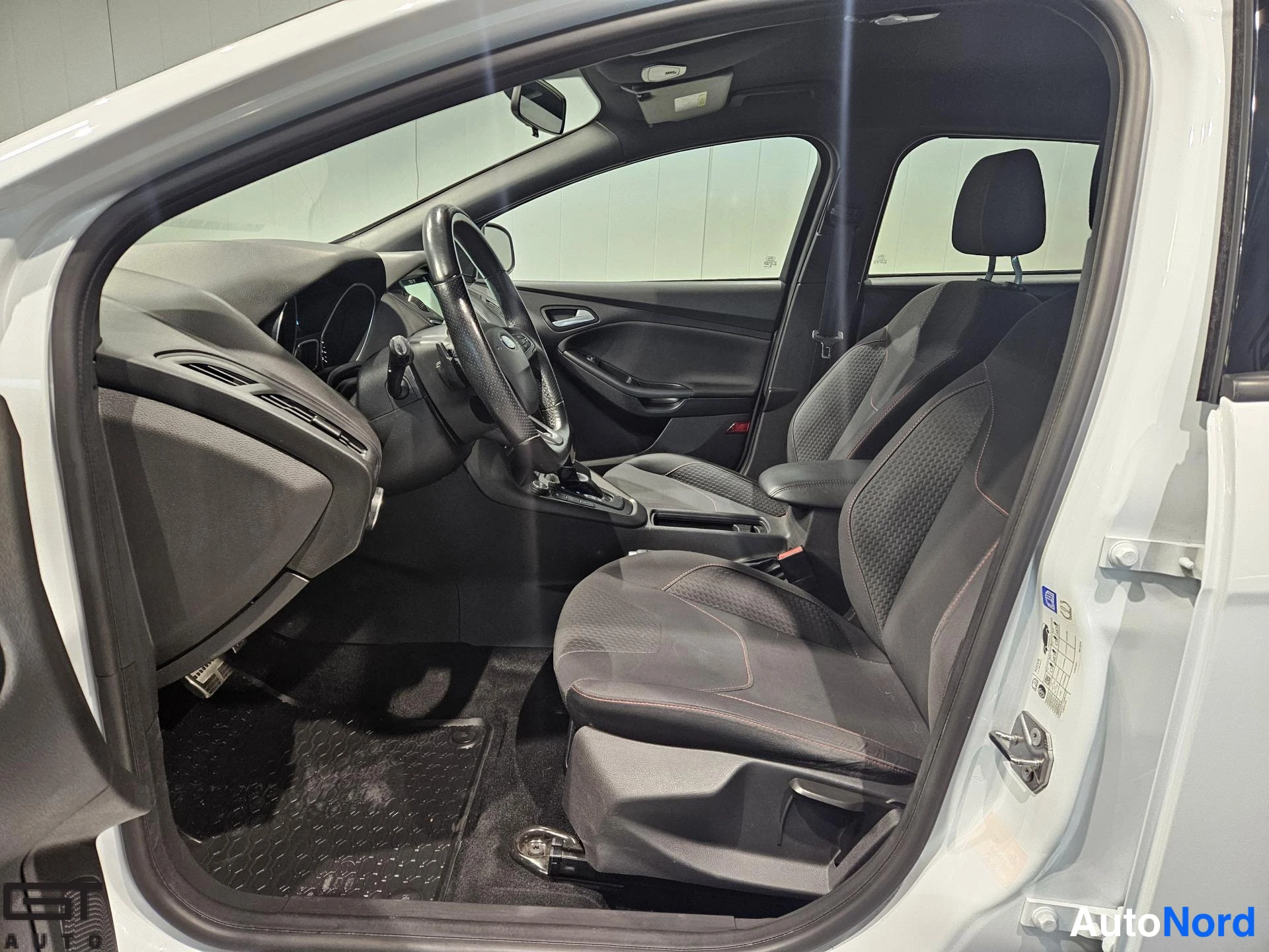Valkoinen Ford Focus 2017, etuistuimet, kuva 15