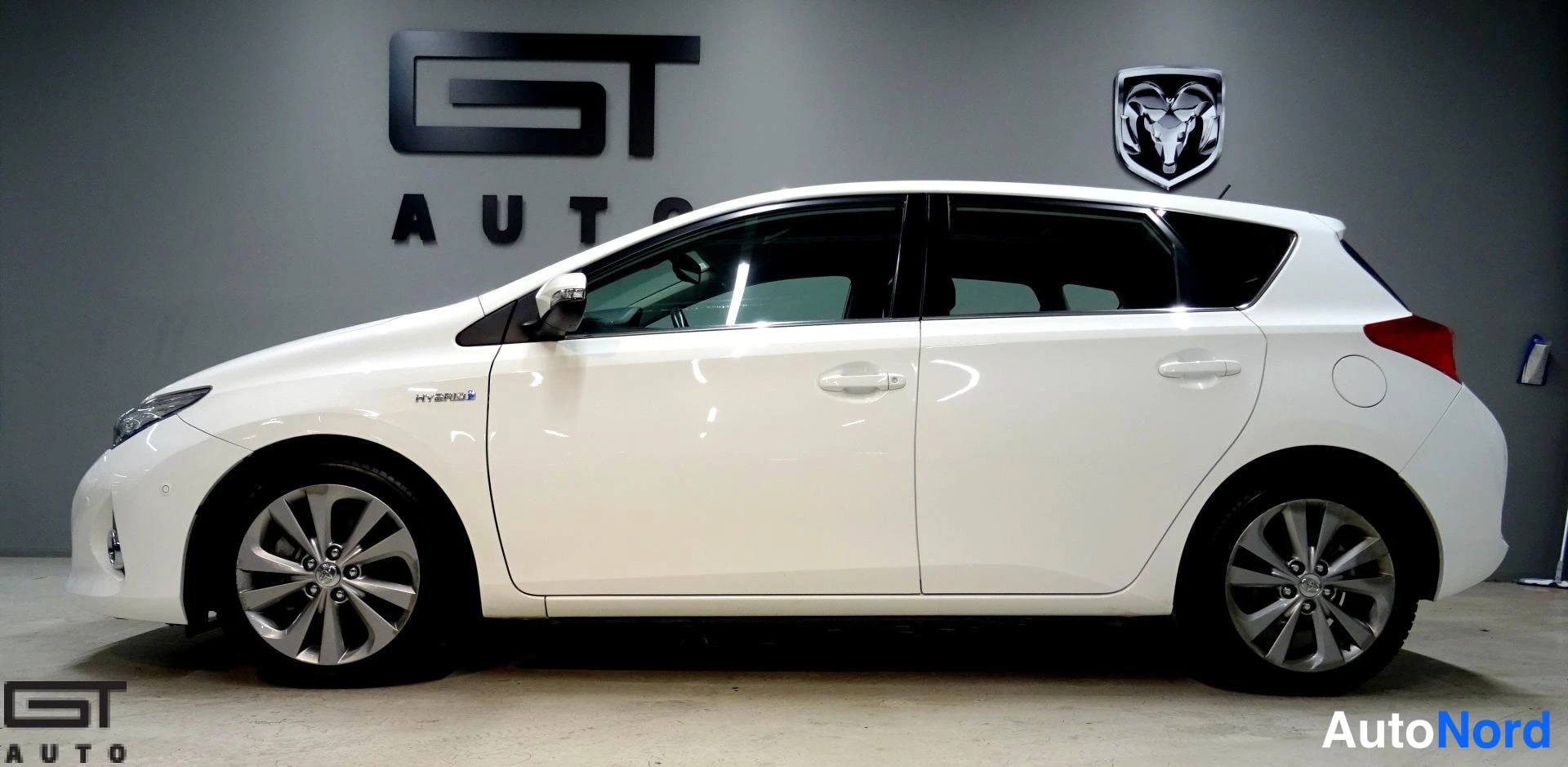 Valkoinen Toyota Auris 2014, etuviisto, keula vasemmalle, kuva 2