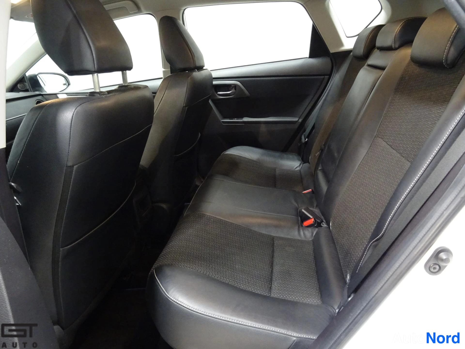 Valkoinen Toyota Auris 2014, takaistuimet, kuva 16