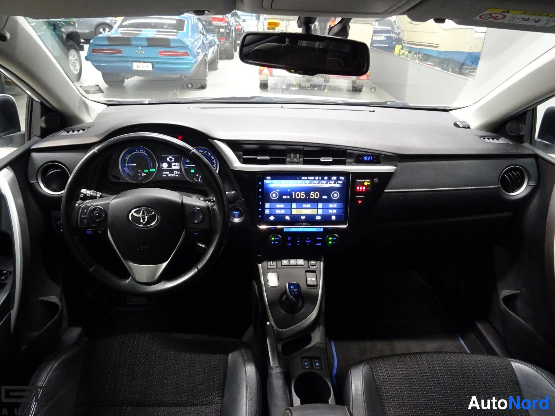 Valkoinen Toyota Auris 2014, ohjaamo, kuva 13