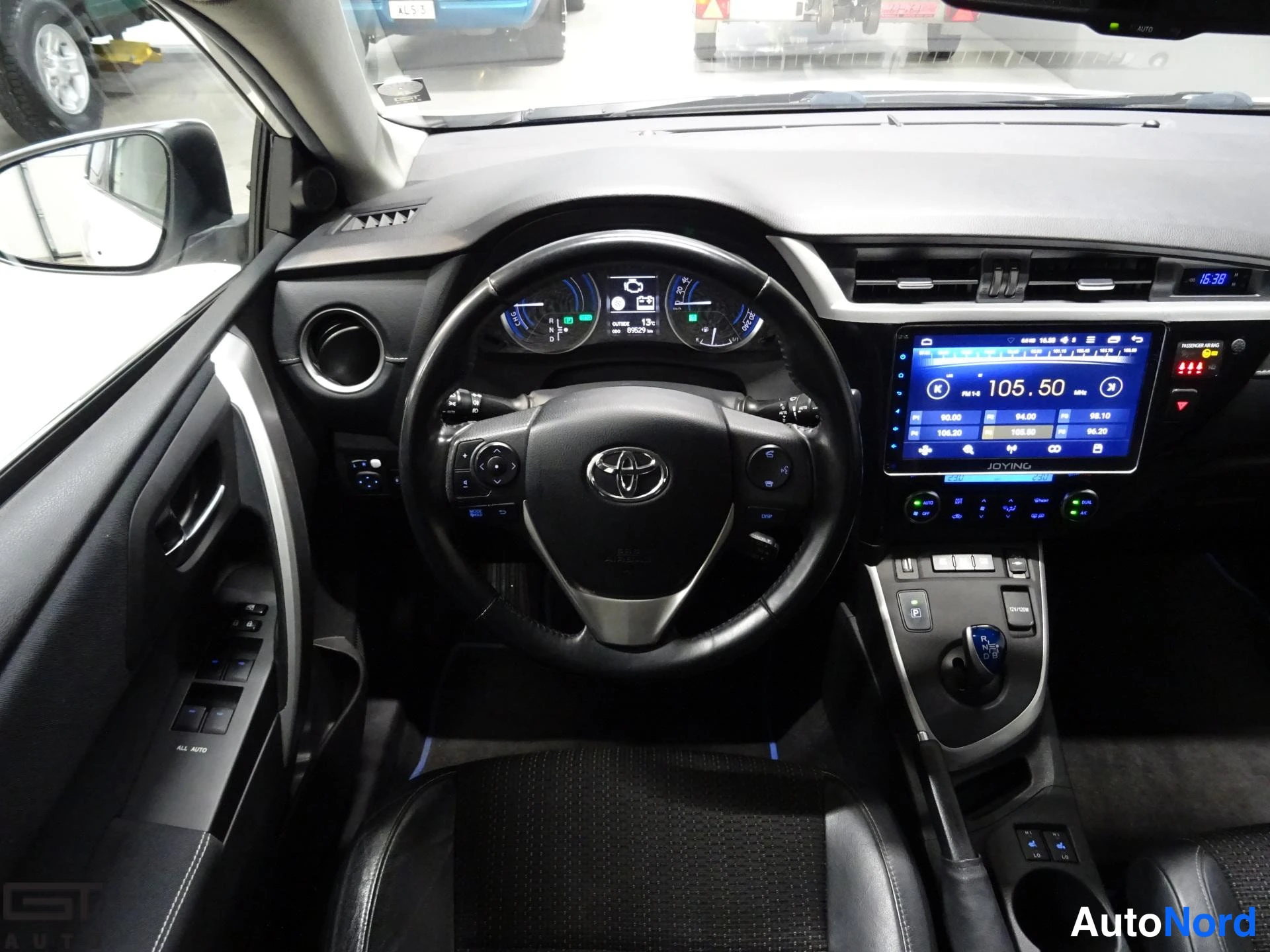 Valkoinen Toyota Auris 2014, ohjaamo, kuva 14