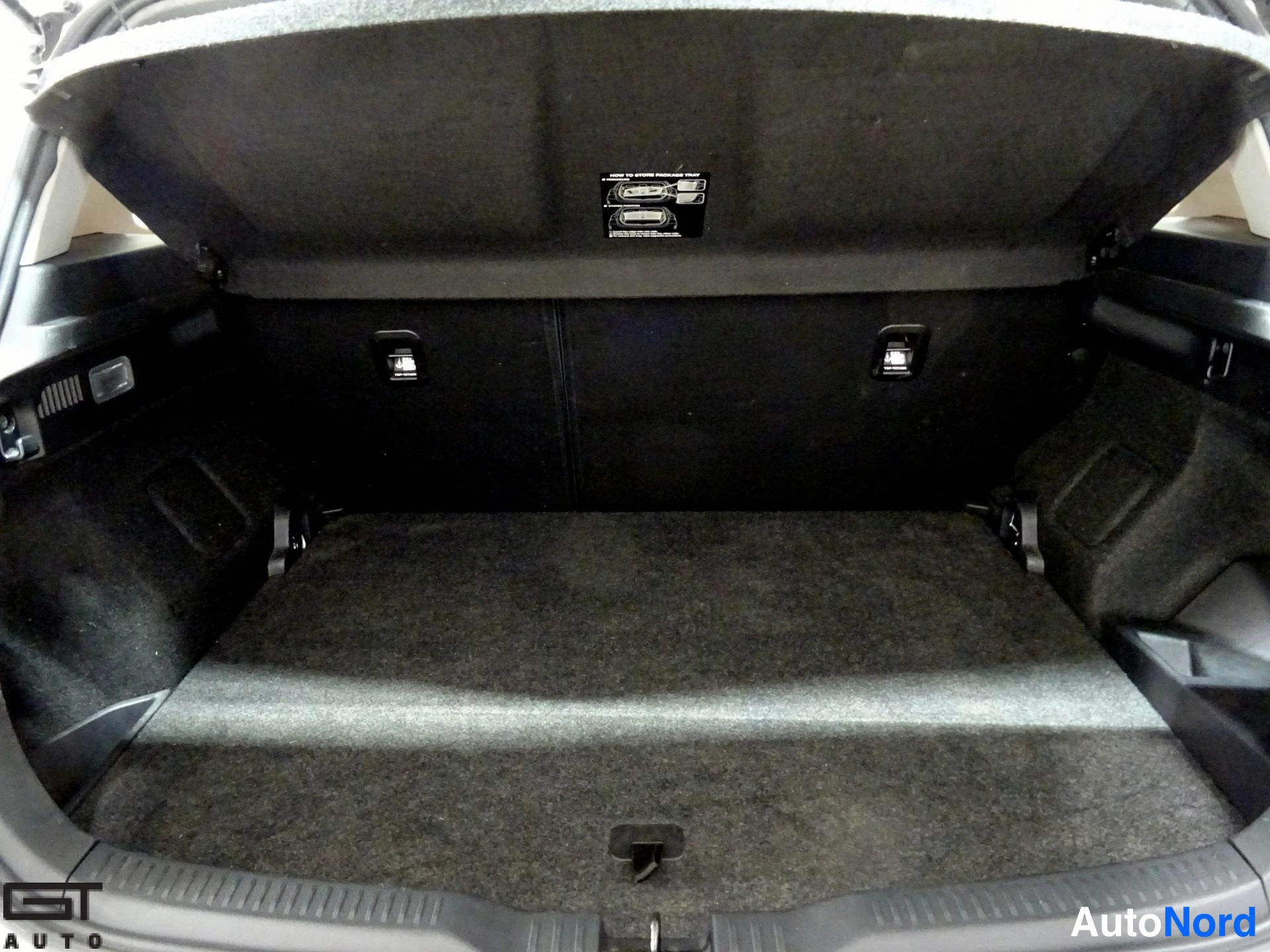 Valkoinen Toyota Auris 2014, tavaratila, kuva 18
