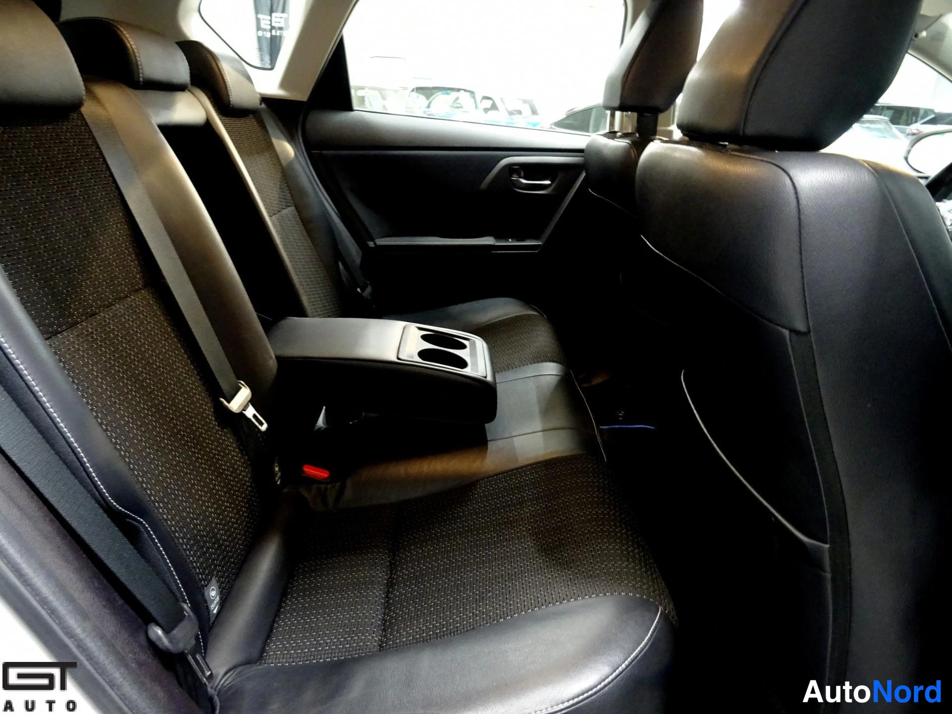 Valkoinen Toyota Auris 2014, takaistuimet, kuva 17