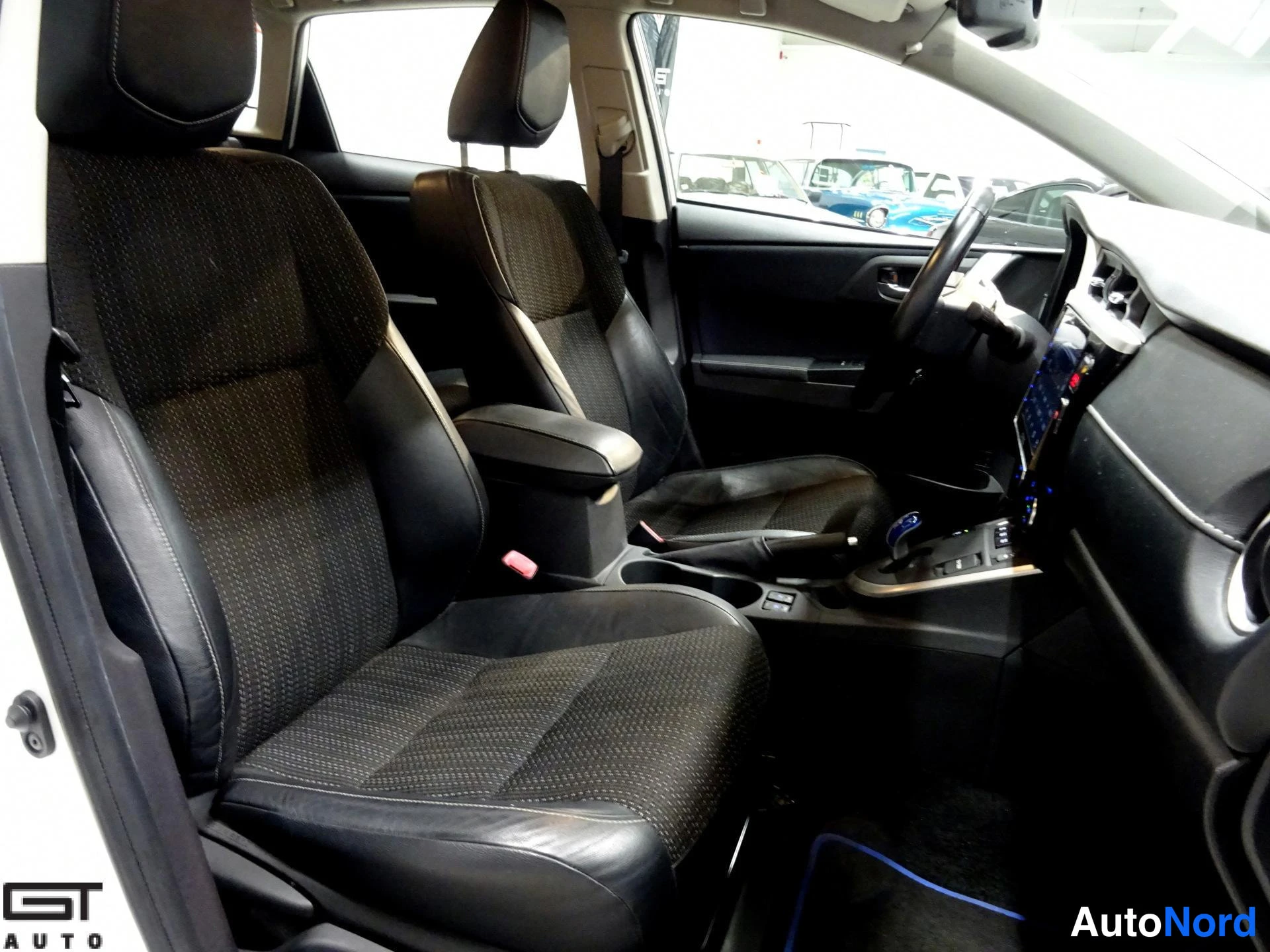 Valkoinen Toyota Auris 2014, etuistuimet, kuva 15