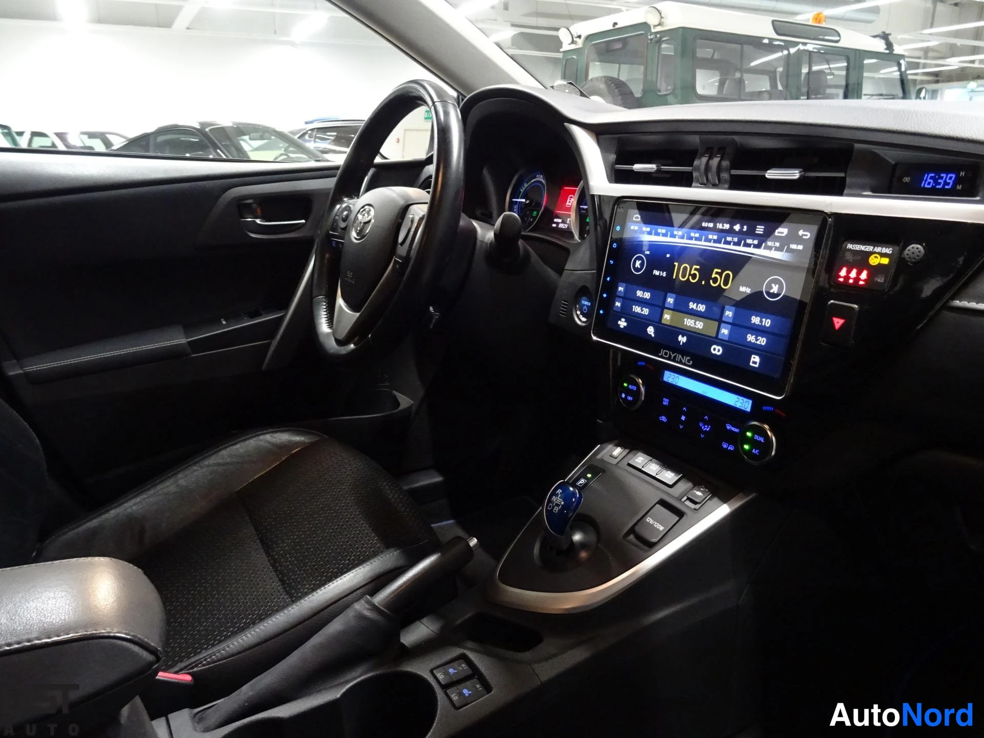 Valkoinen Toyota Auris 2014, ohjaamo, kuva 11