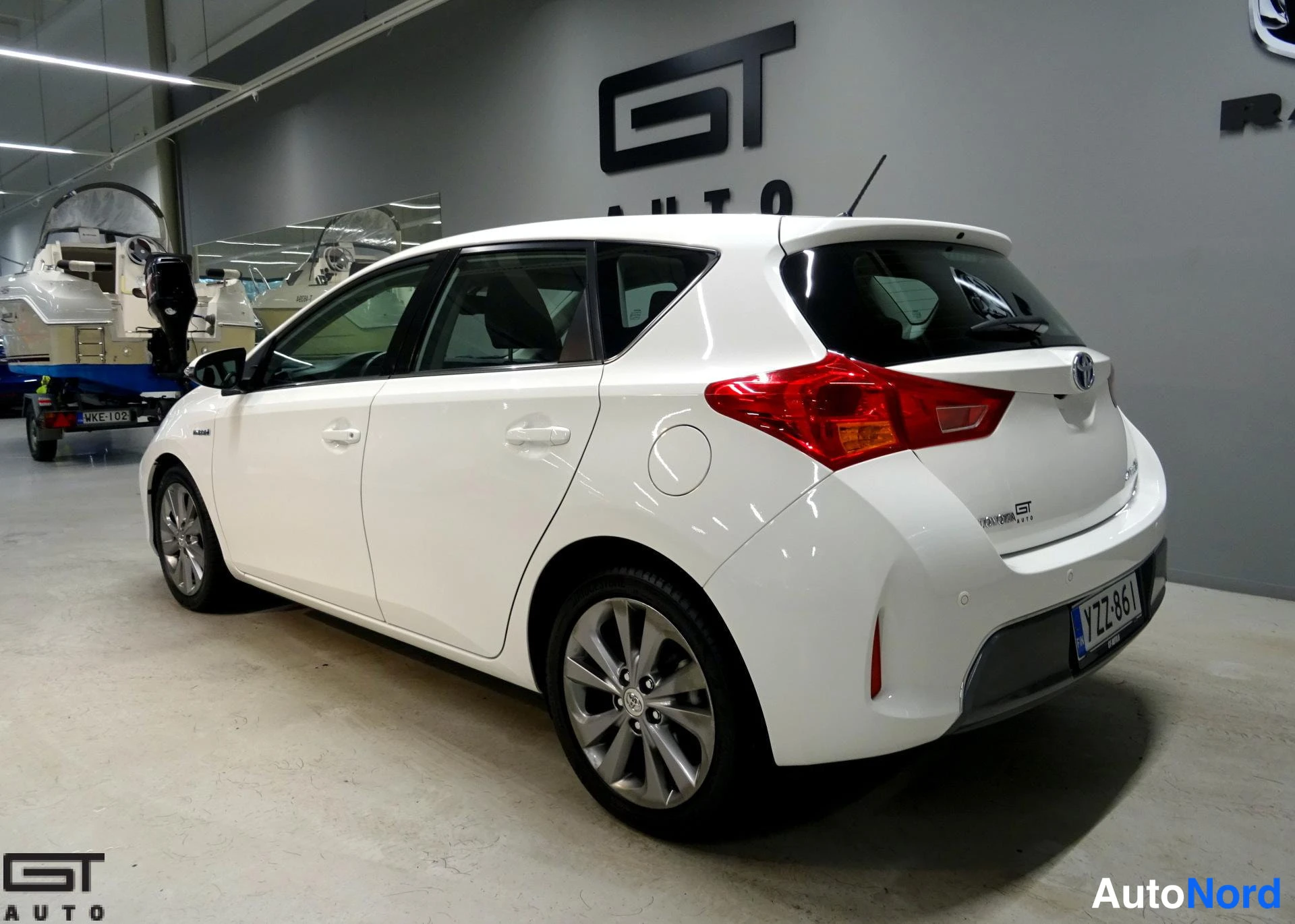 Valkoinen Toyota Auris 2014, takaviisto, kuva 7