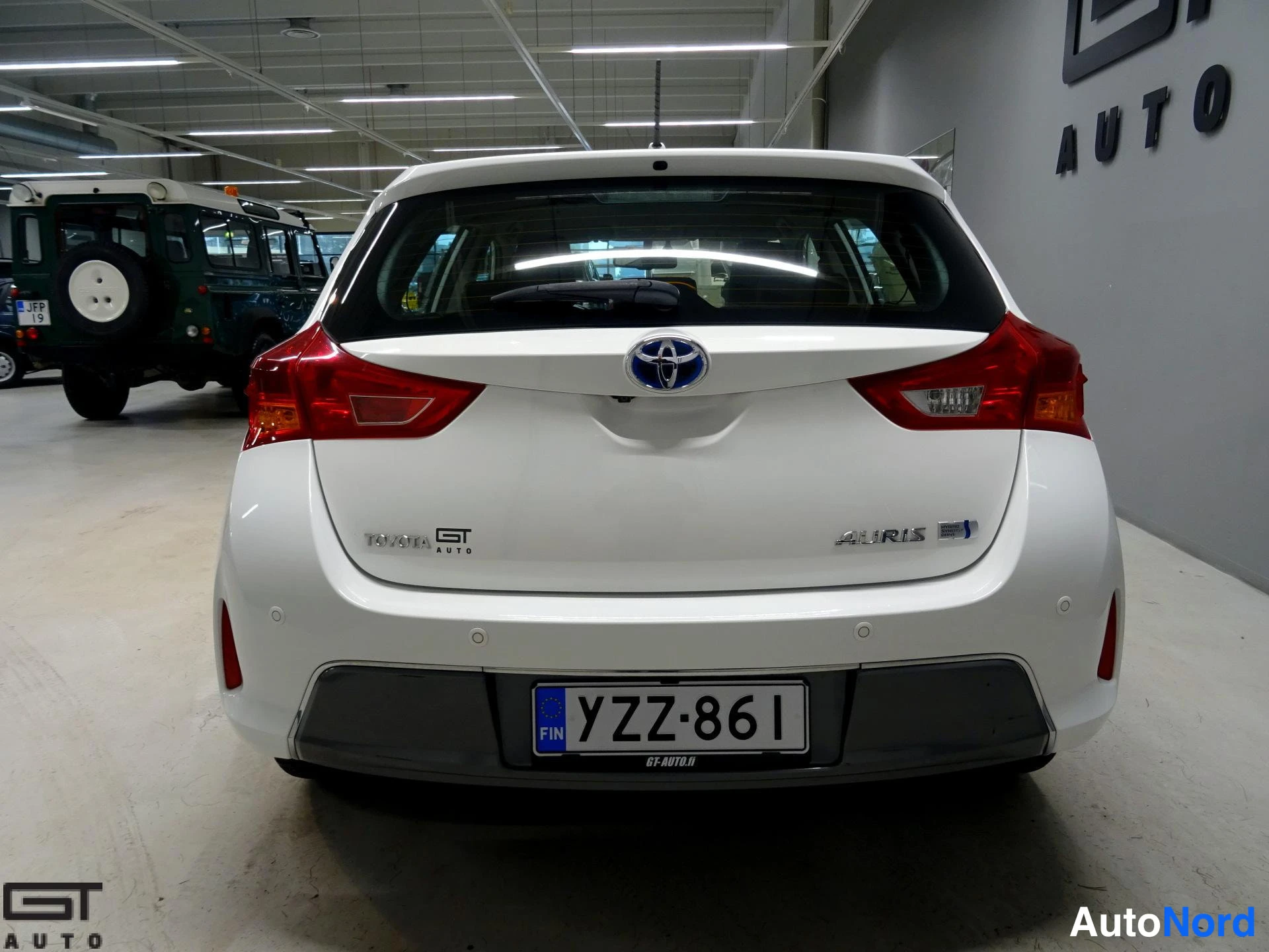 Valkoinen Toyota Auris 2014, takaa, kuva 8