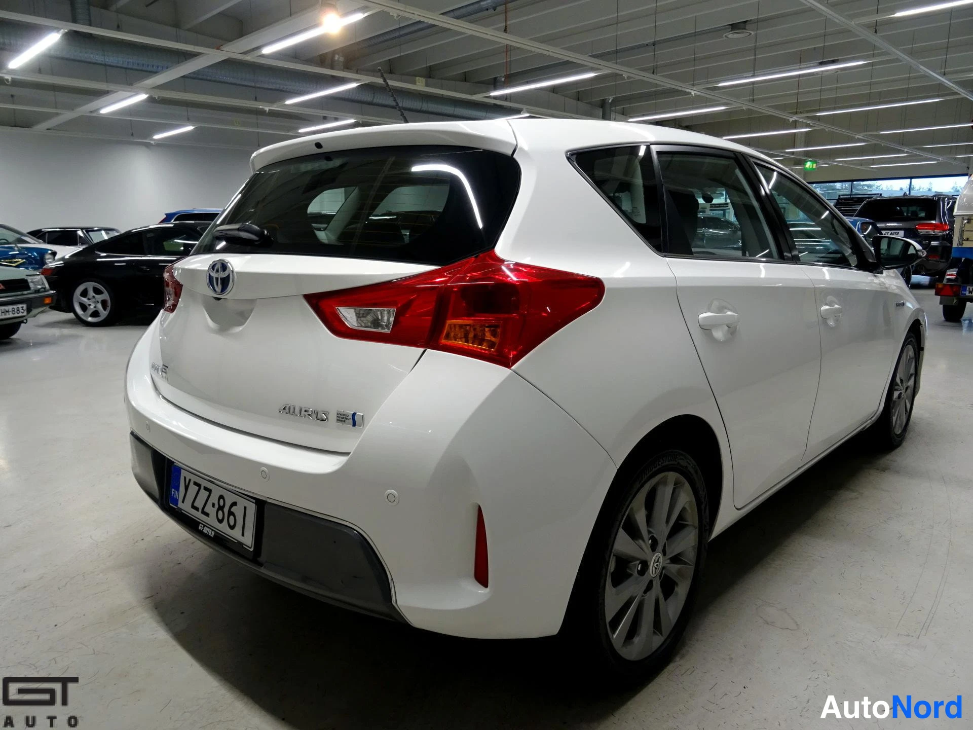 Valkoinen Toyota Auris 2014, takaviisto, kuva 6