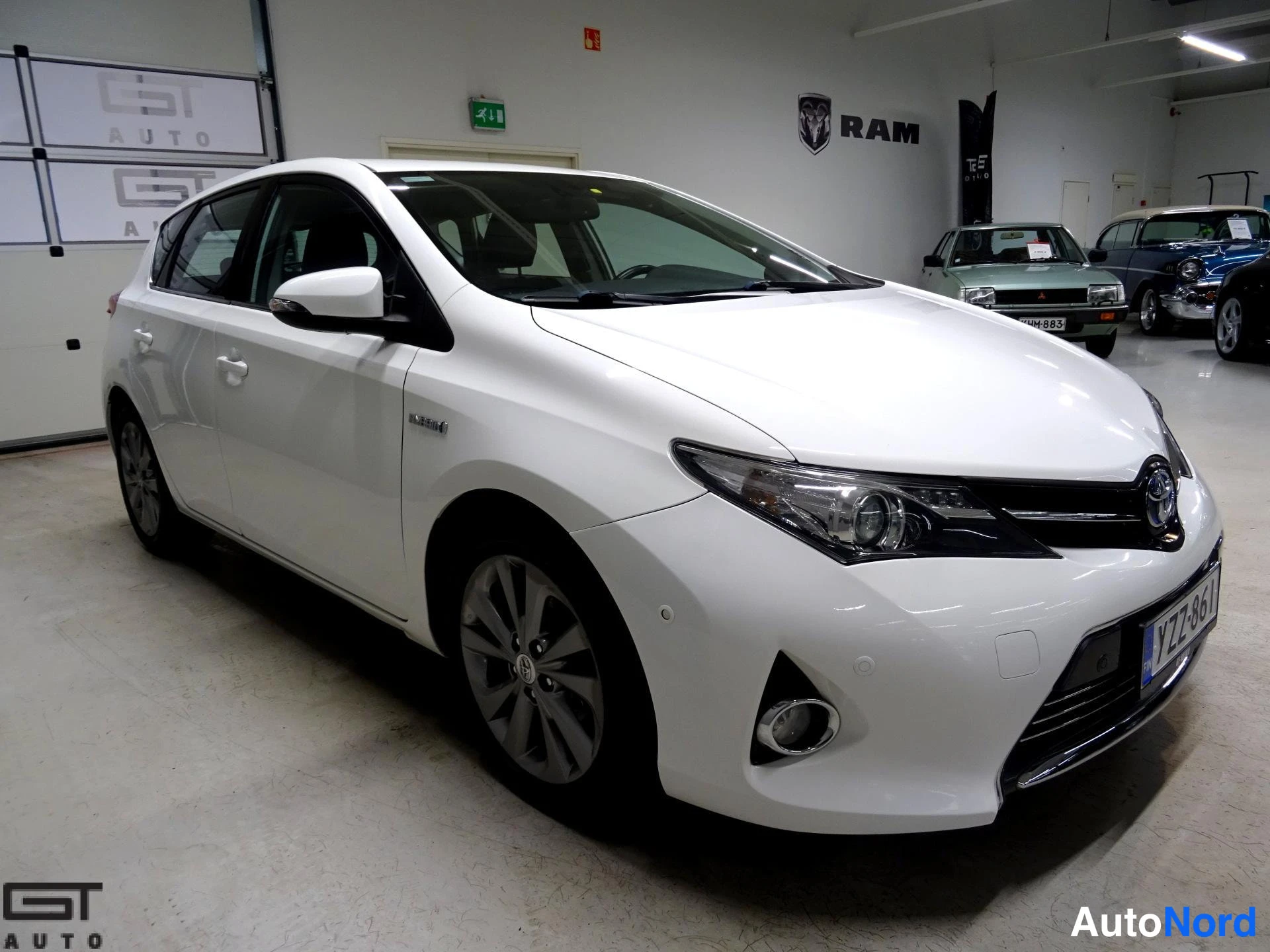 Valkoinen Toyota Auris 2014, etuviisto, keula oikealle, kuva 4