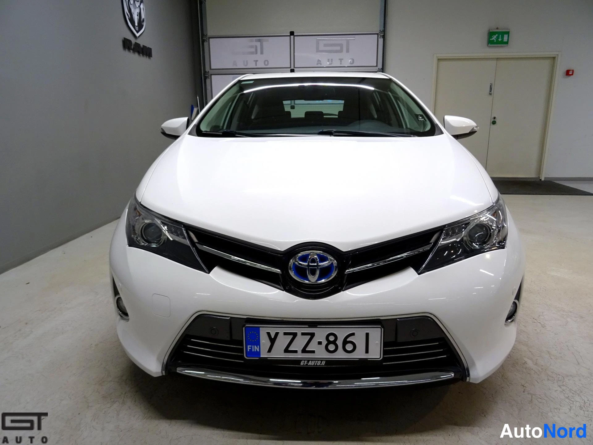 Valkoinen Toyota Auris 2014, edestä, kuva 5
