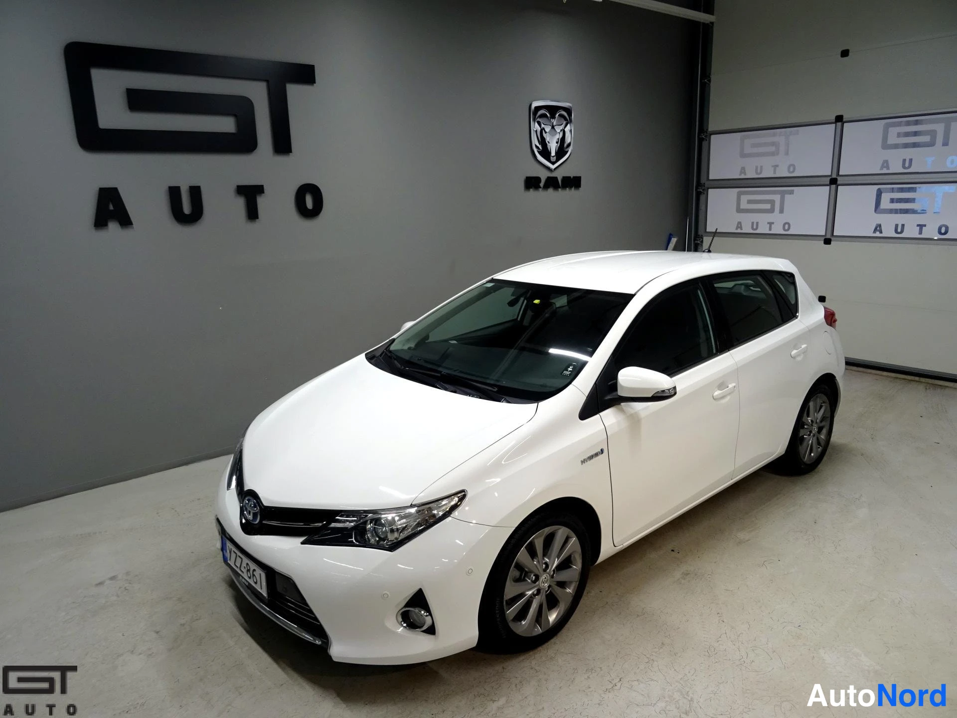 Valkoinen Toyota Auris 2014, etuviisto, keula vasemmalle, kuva 3