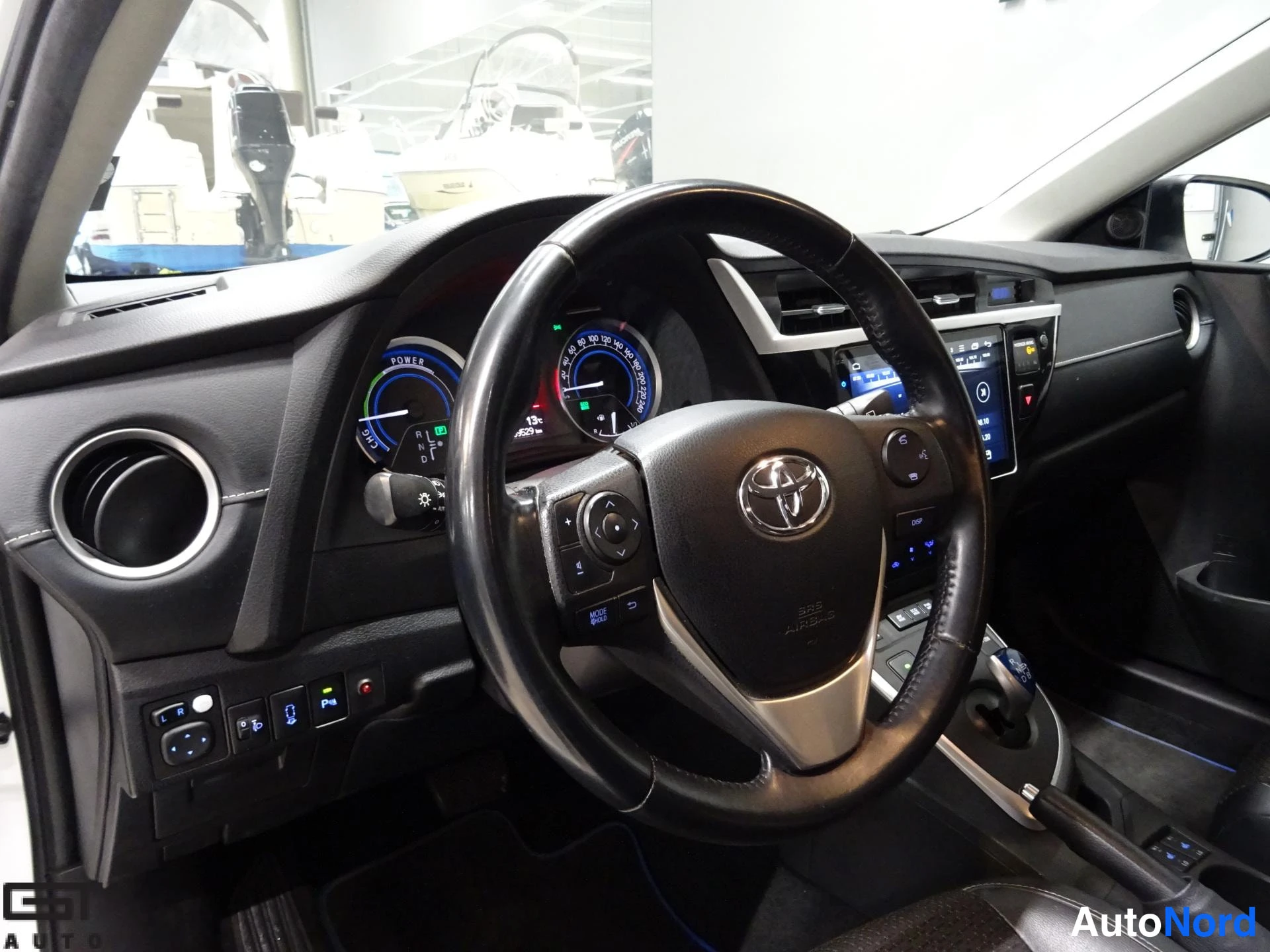 Valkoinen Toyota Auris 2014, ohjaamo, kuva 9