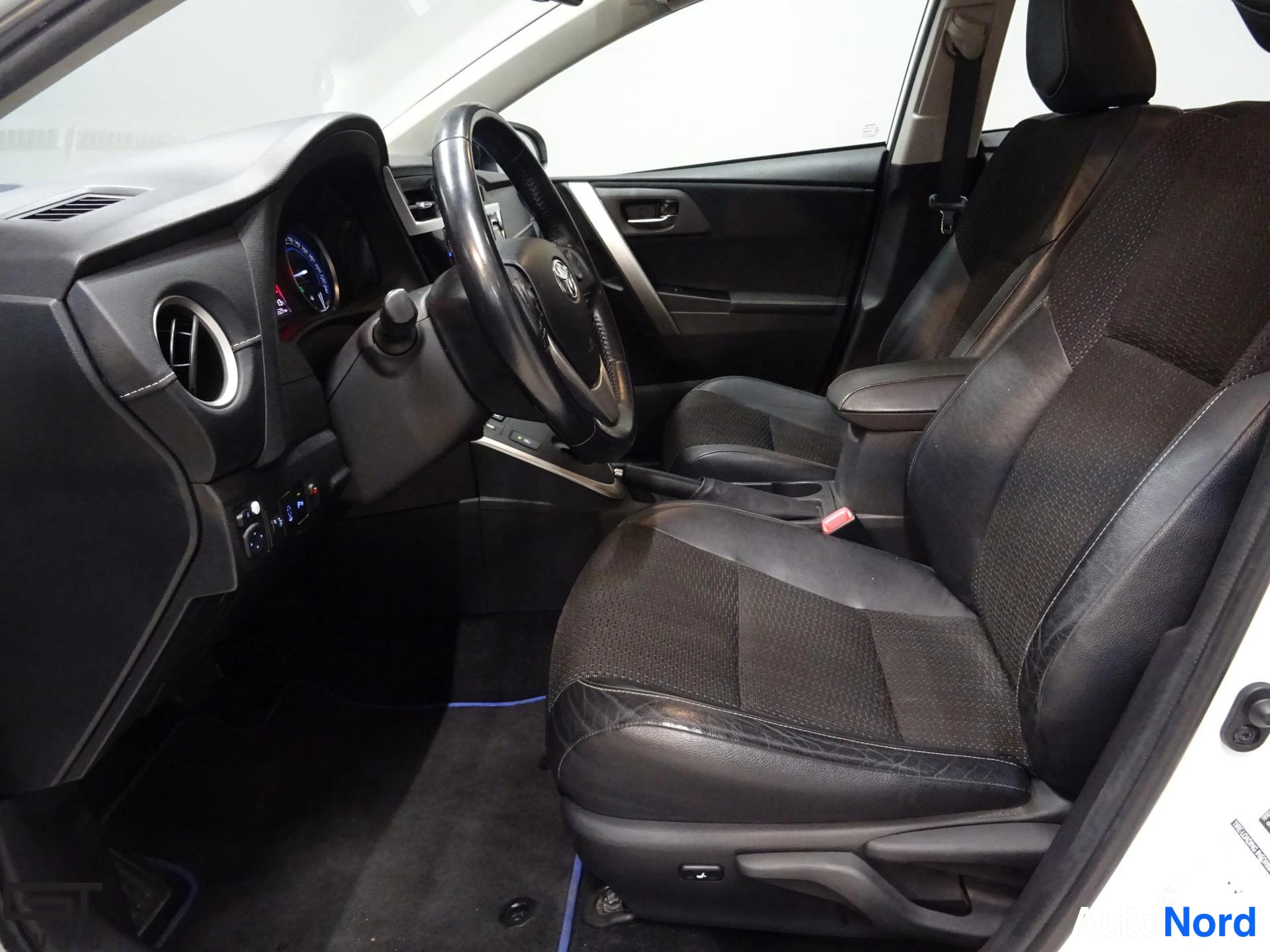 Valkoinen Toyota Auris 2014, ohjaamo, kuva 12