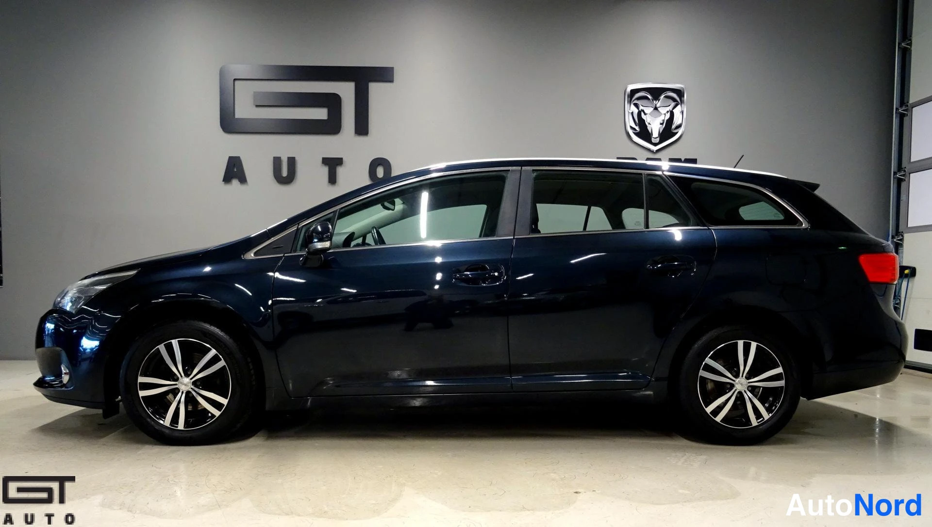 Sininen Toyota Avensis 2013, sivulta, kuva 4