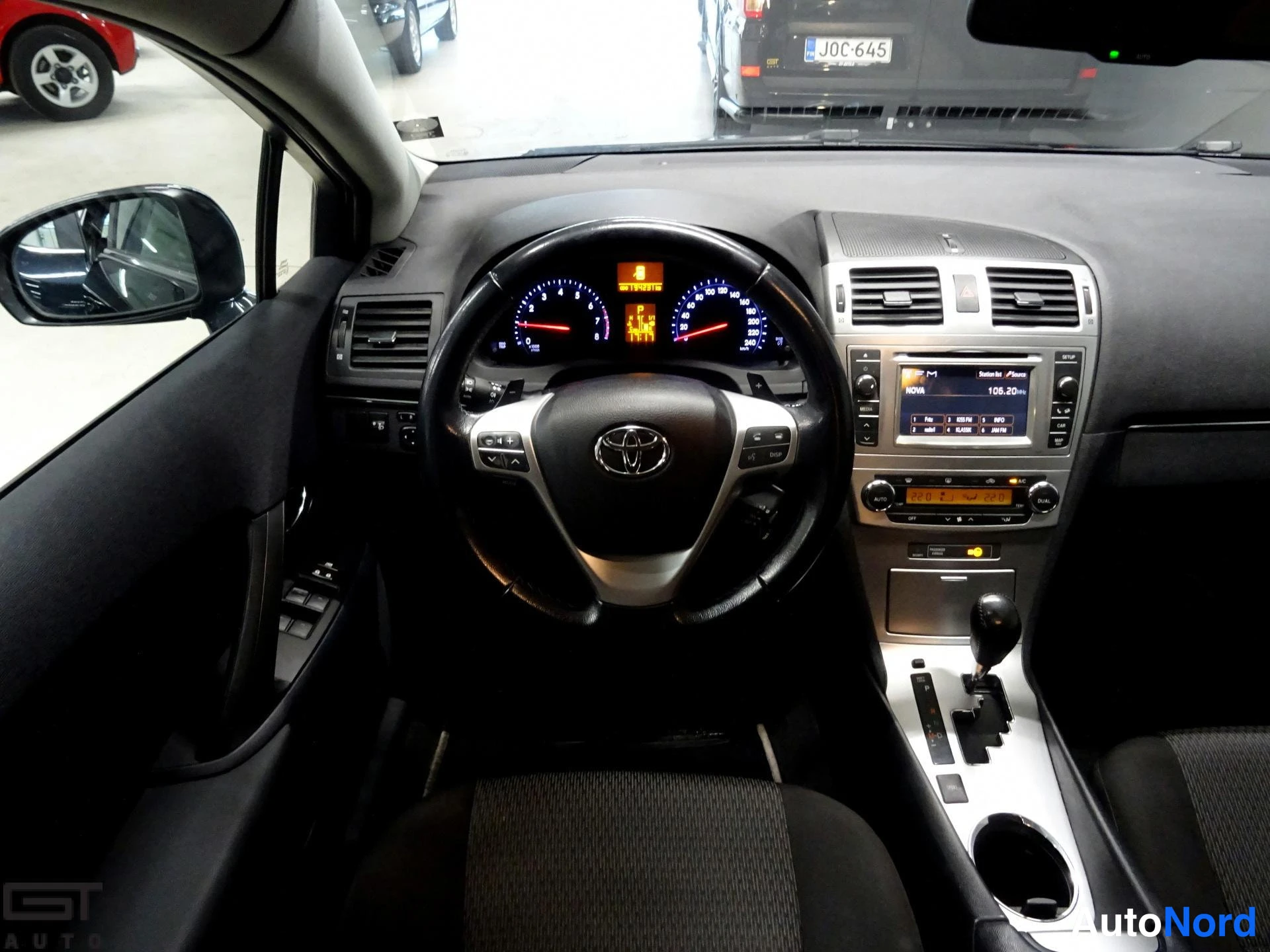 Sininen Toyota Avensis 2013, ohjaamo, kuva 11