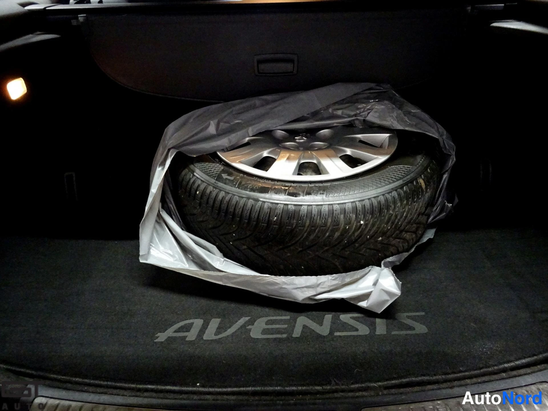 Sininen Toyota Avensis 2013, tavaratila, kuva 18