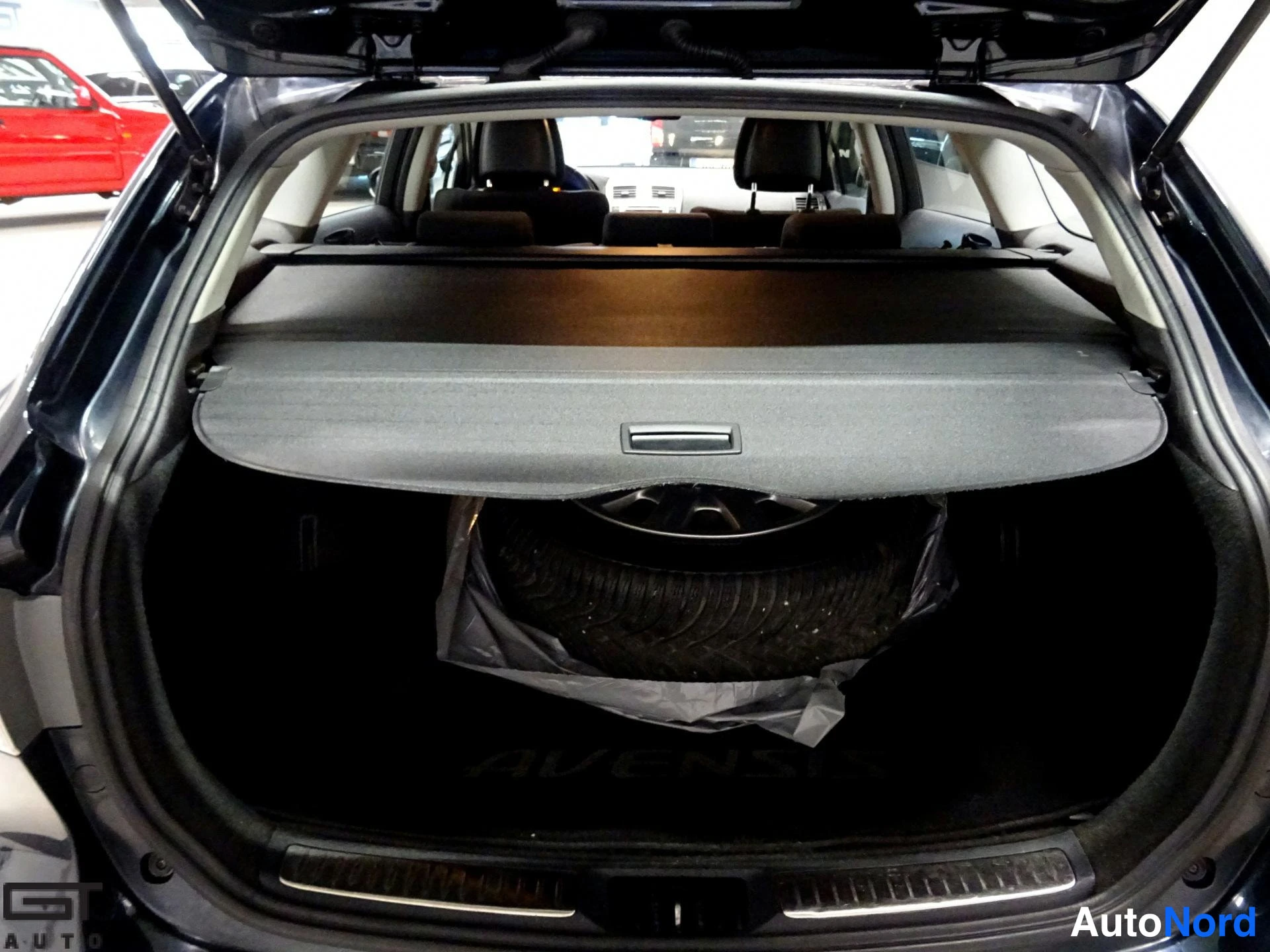 Sininen Toyota Avensis 2013, tavaratila, kuva 17