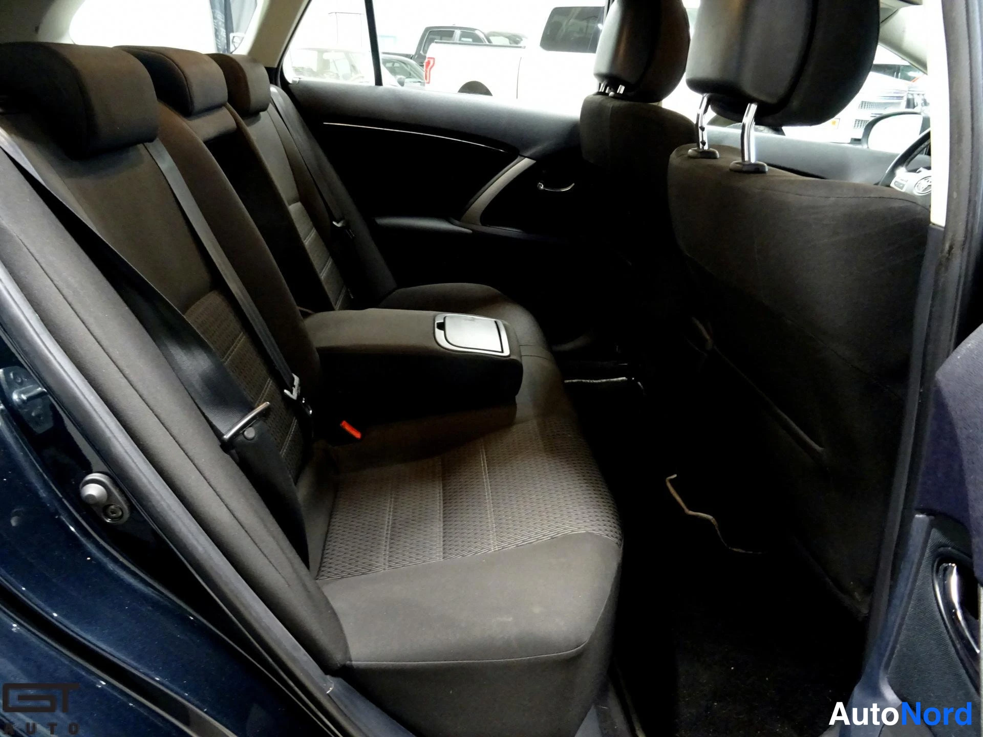Sininen Toyota Avensis 2013, takaistuimet, kuva 16