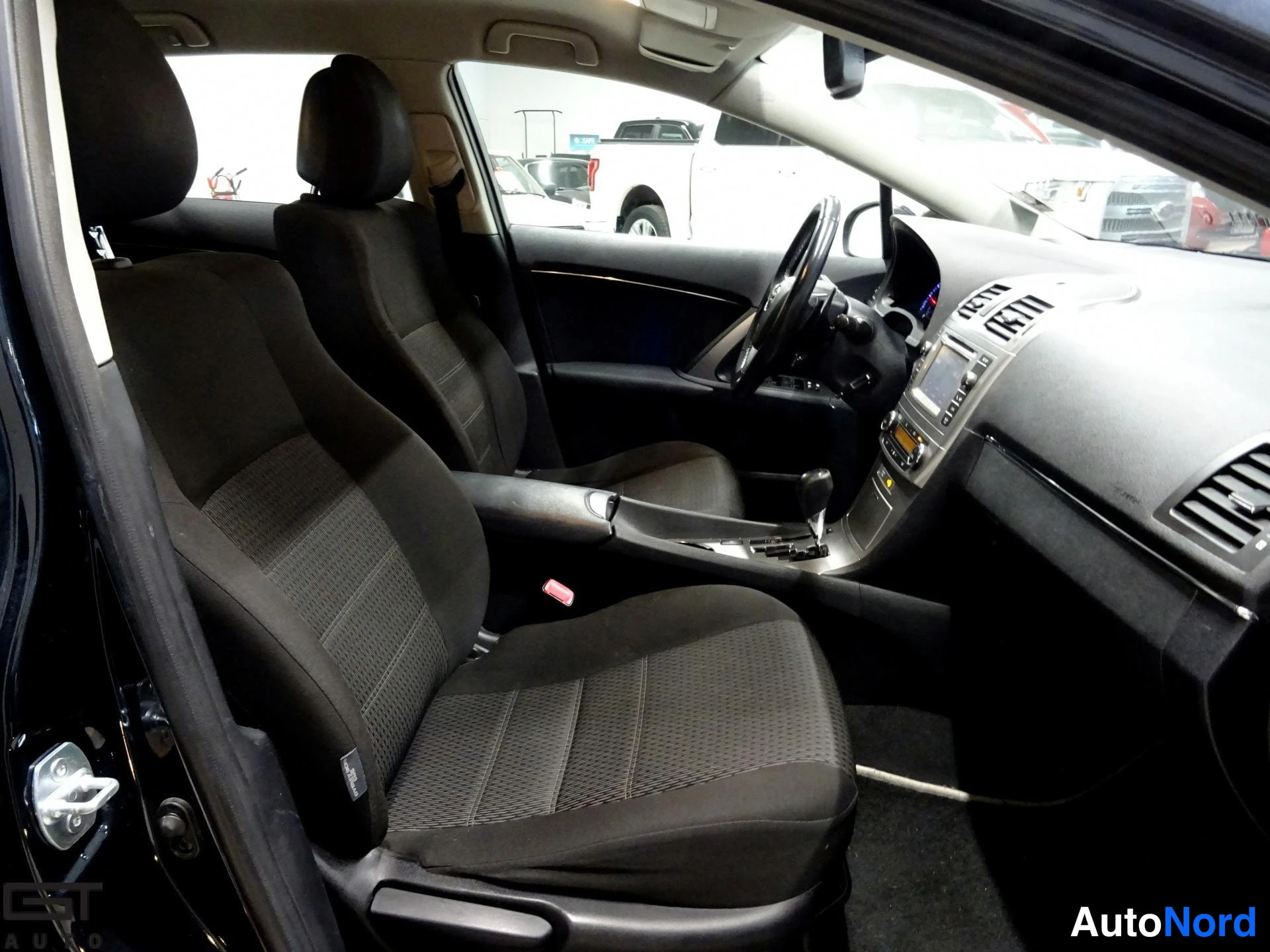 Sininen Toyota Avensis 2013, etuistuimet, kuva 14