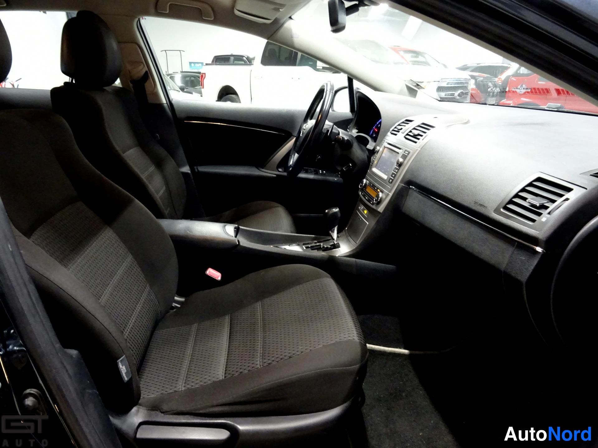 Sininen Toyota Avensis 2013, etuistuimet, kuva 15