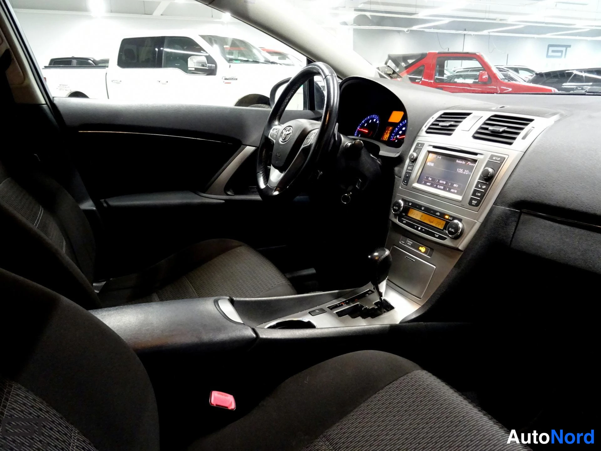 Sininen Toyota Avensis 2013, ohjaamo, kuva 8