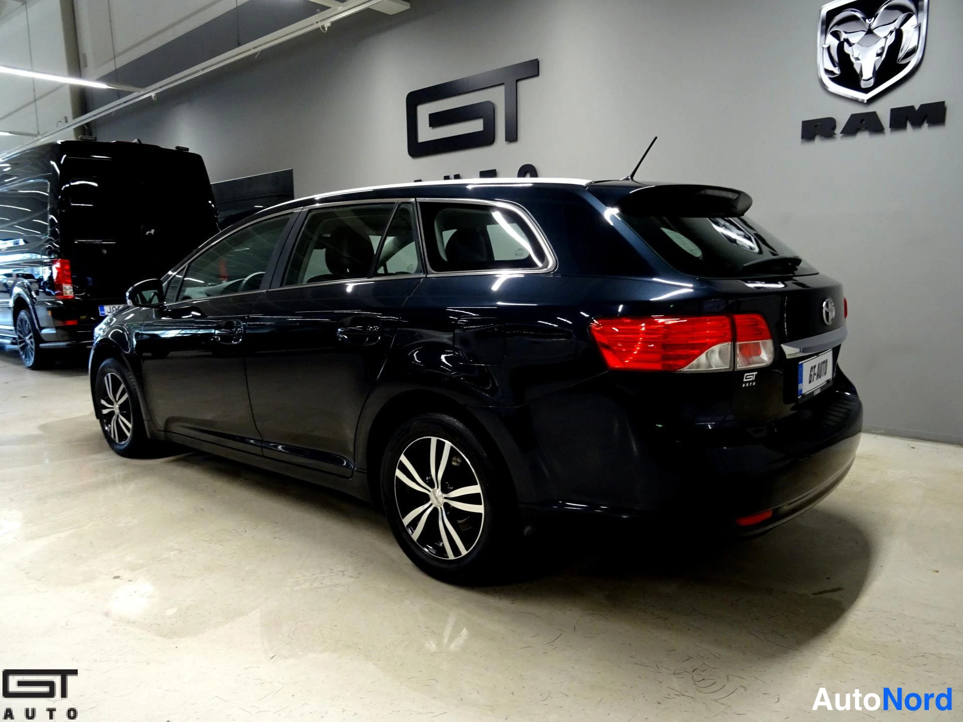 Sininen Toyota Avensis 2013, takaviisto, kuva 6