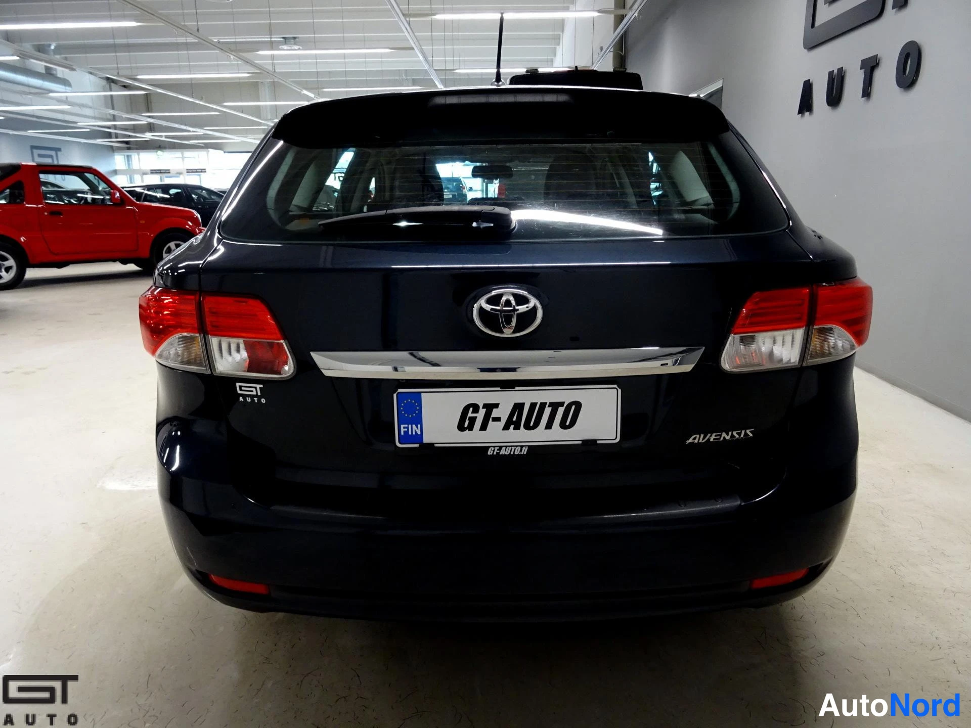Sininen Toyota Avensis 2013, takaa, kuva 7