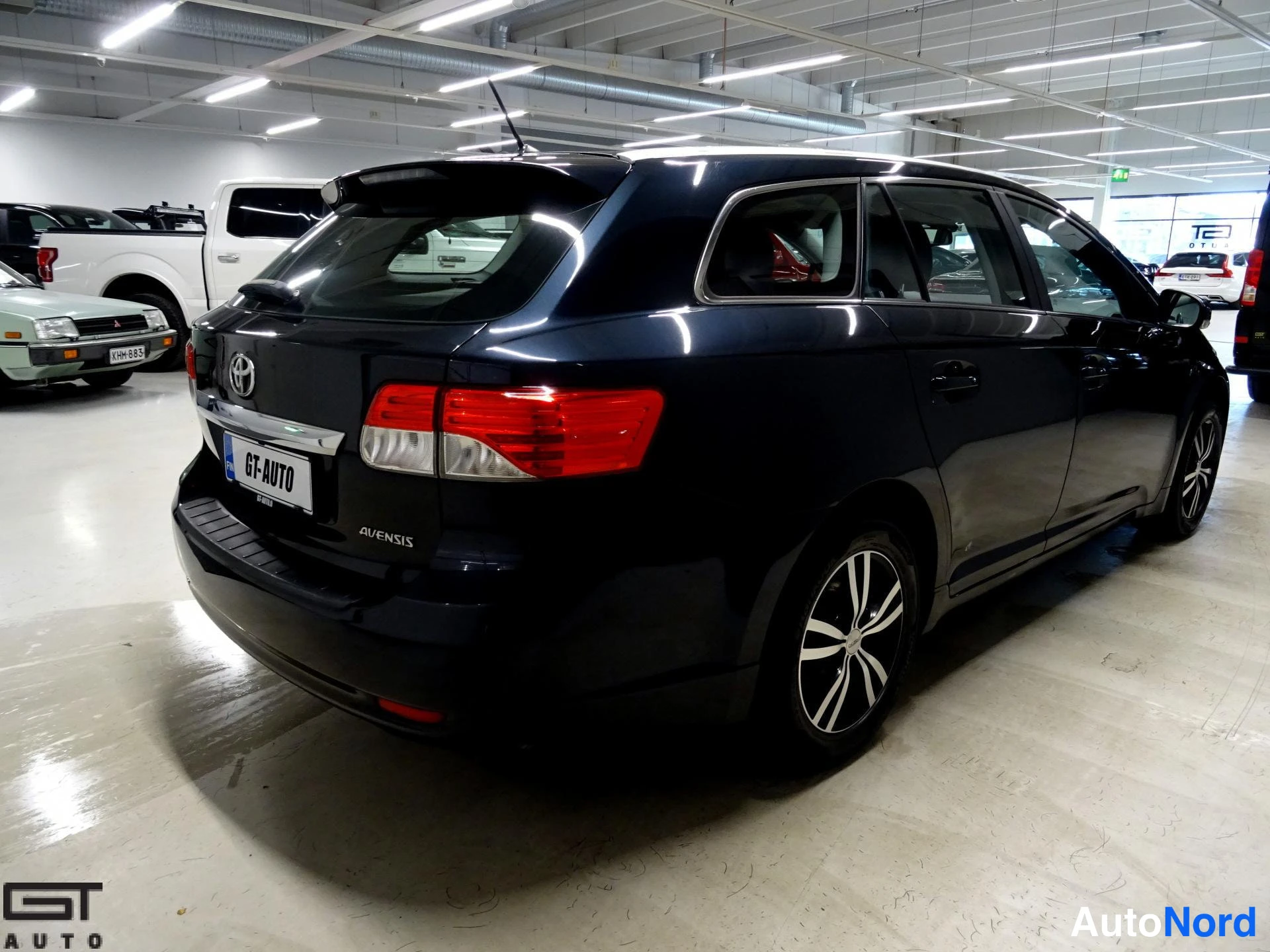 Sininen Toyota Avensis 2013, takaviisto, kuva 5