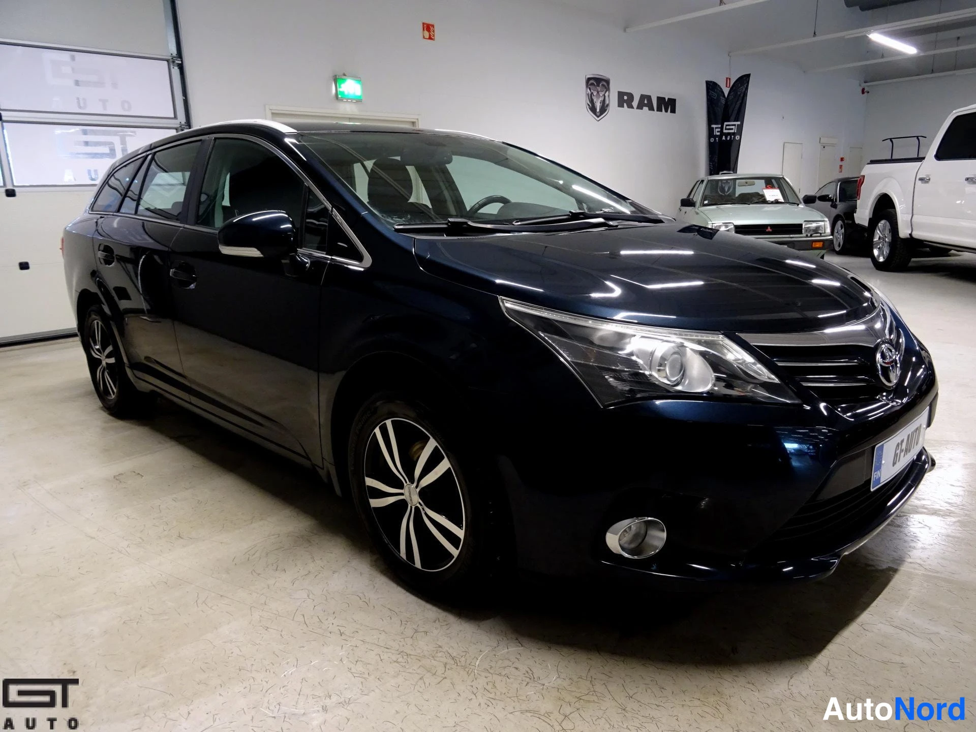 Sininen Toyota Avensis 2013, etuviisto, keula oikealle, kuva 2