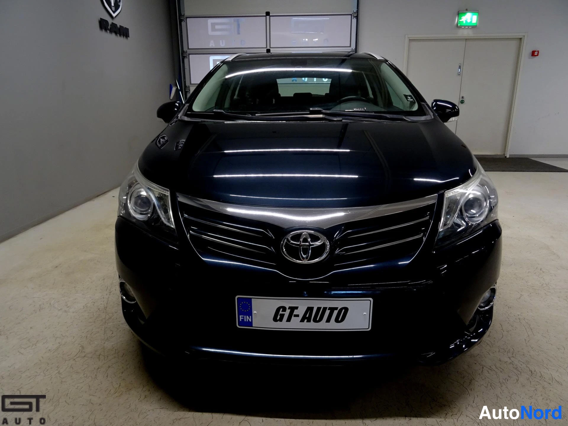 Sininen Toyota Avensis 2013, edestä, kuva 3
