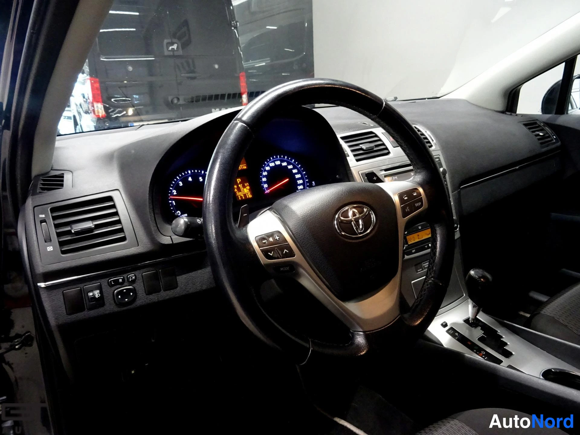 Sininen Toyota Avensis 2013, ohjaamo, kuva 12