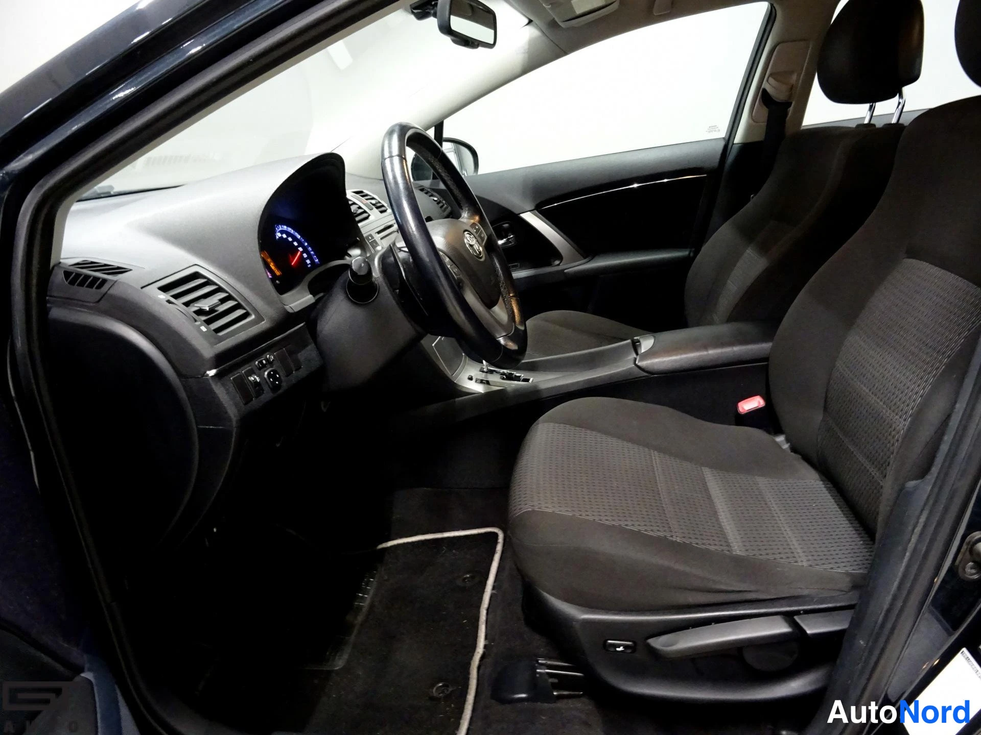 Sininen Toyota Avensis 2013, ohjaamo, kuva 13