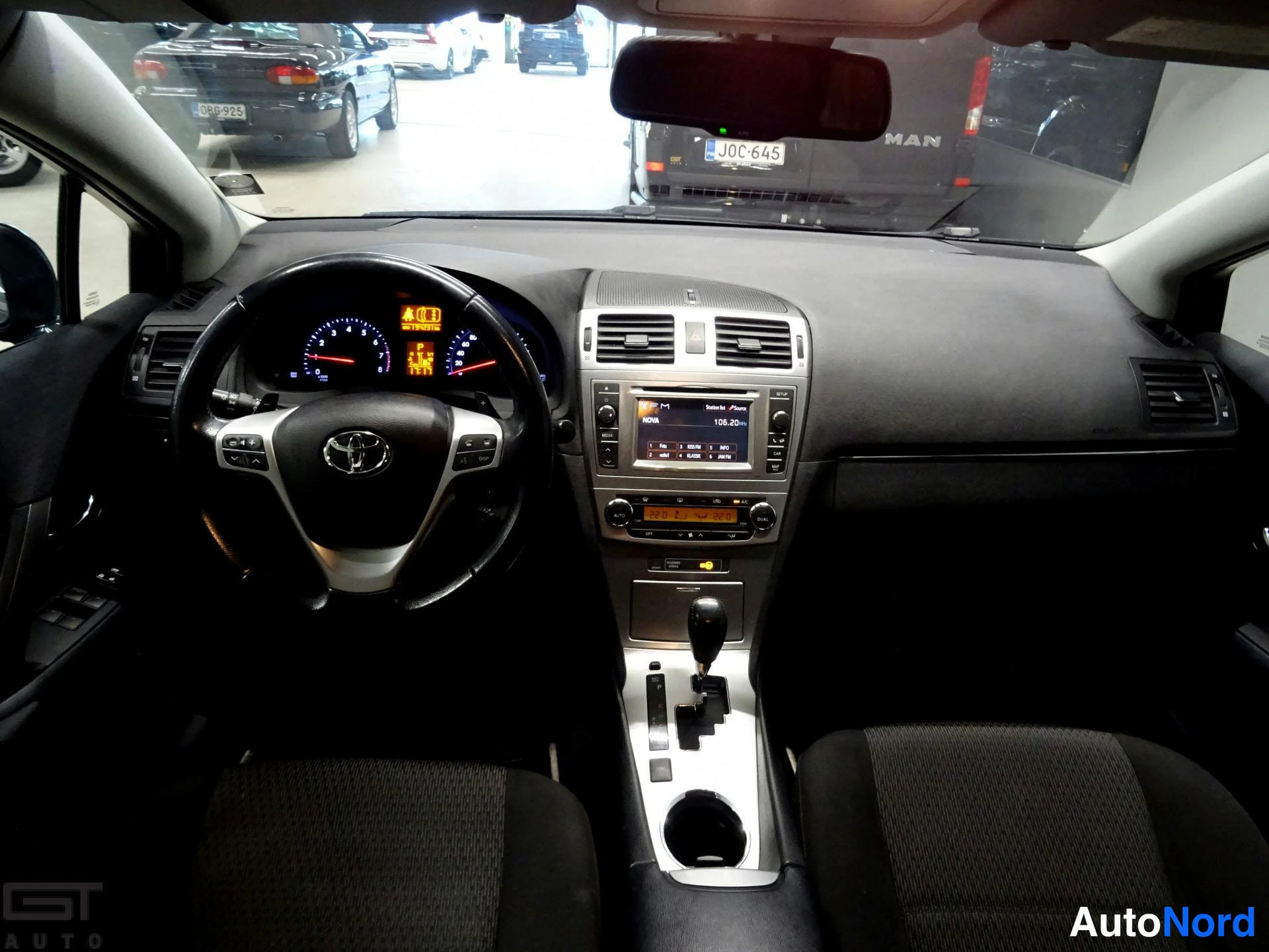 Sininen Toyota Avensis 2013, ohjaamo, kuva 9